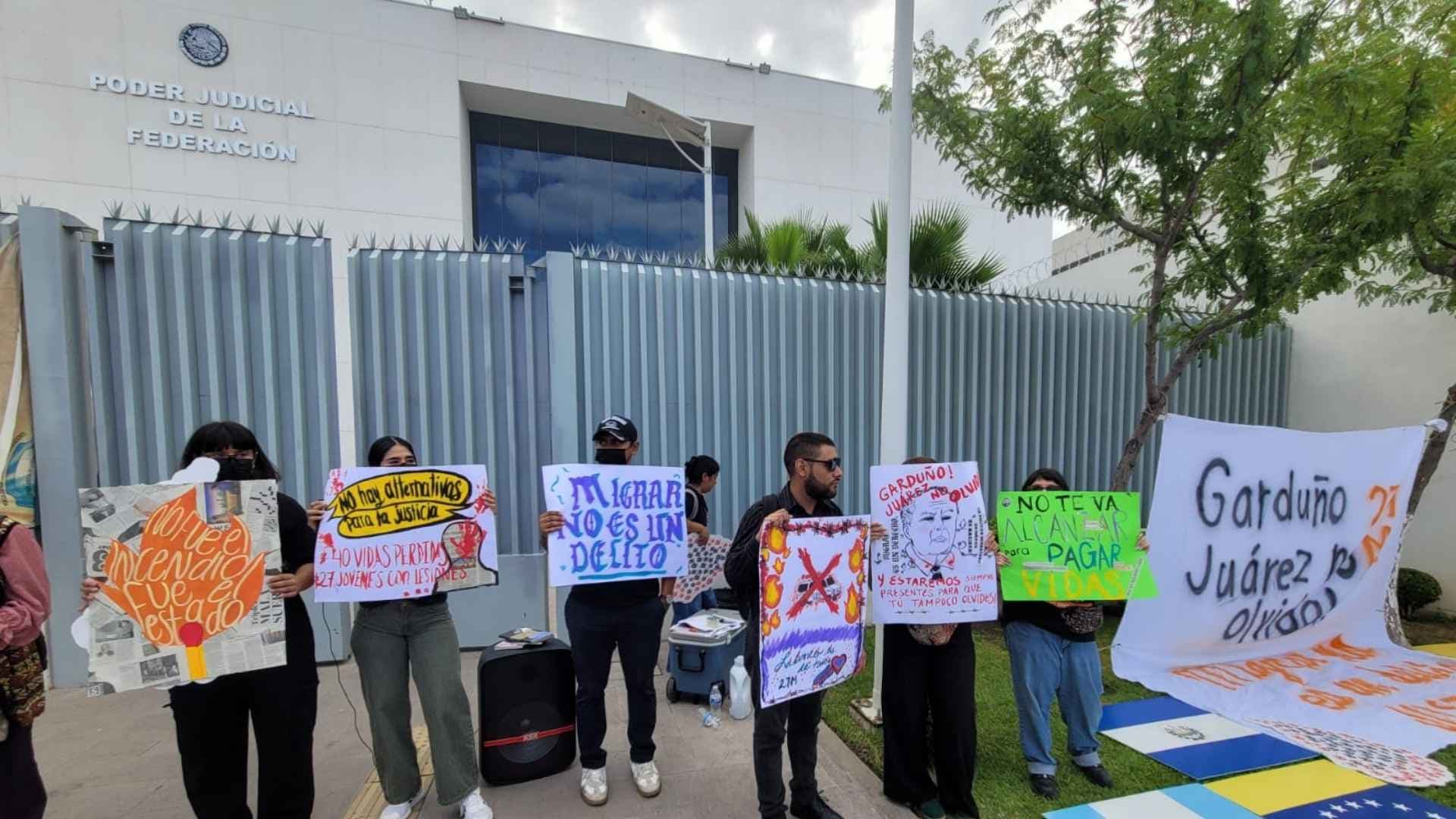Manifestantes protestan contra excomisionado del INM