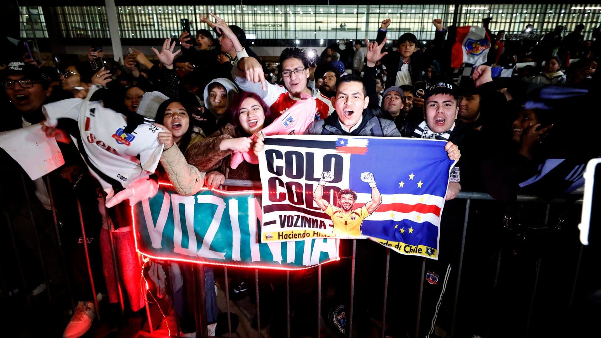 Vozinha Llega a Chile Para Cerrar su Fichaje con Colo Colo y Una Multitud le da la Bienvenida