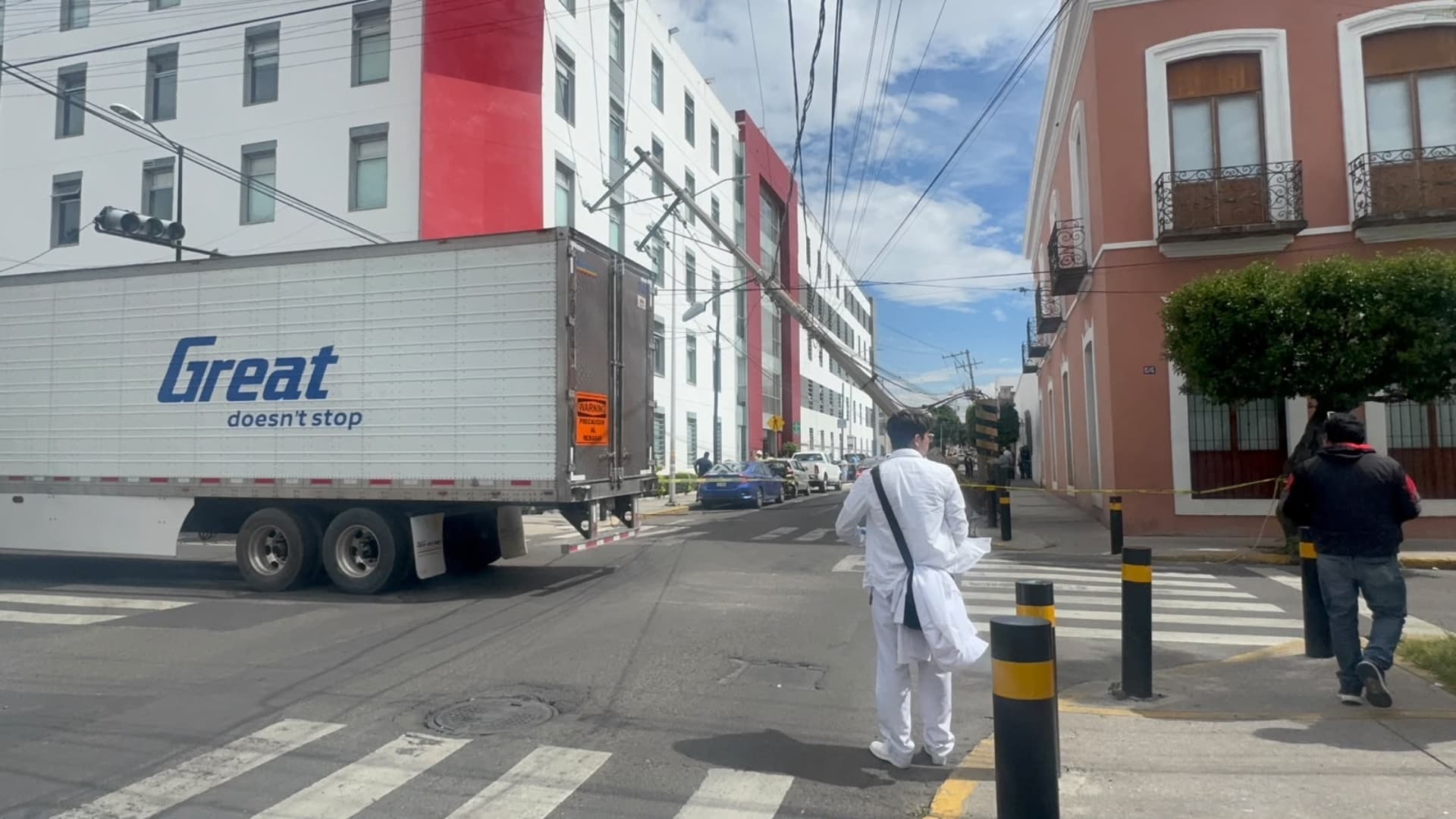 Poste derribado en inmediaciones de la UPAEP en Puebla.