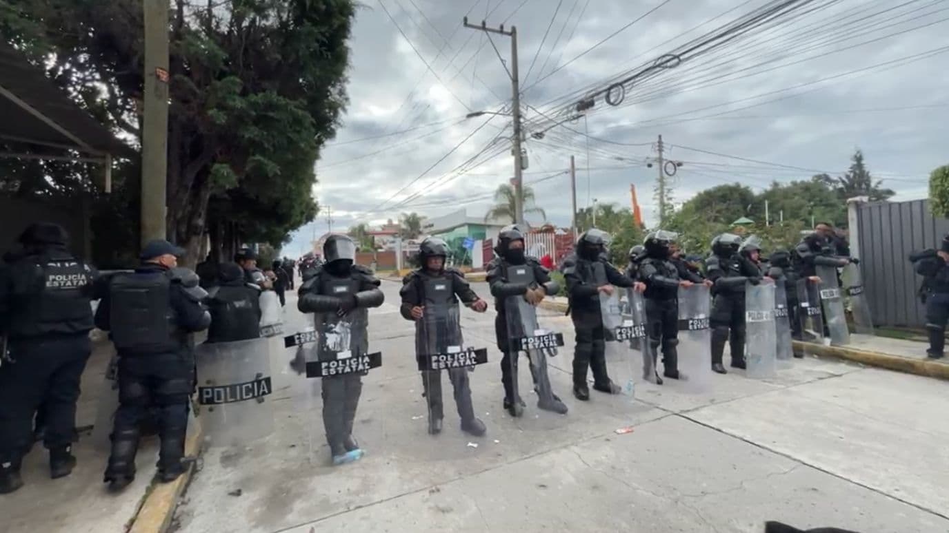 Granaderos protegen trabajos de perforación de pozo en San Miguel Xoxtla, Puebla.