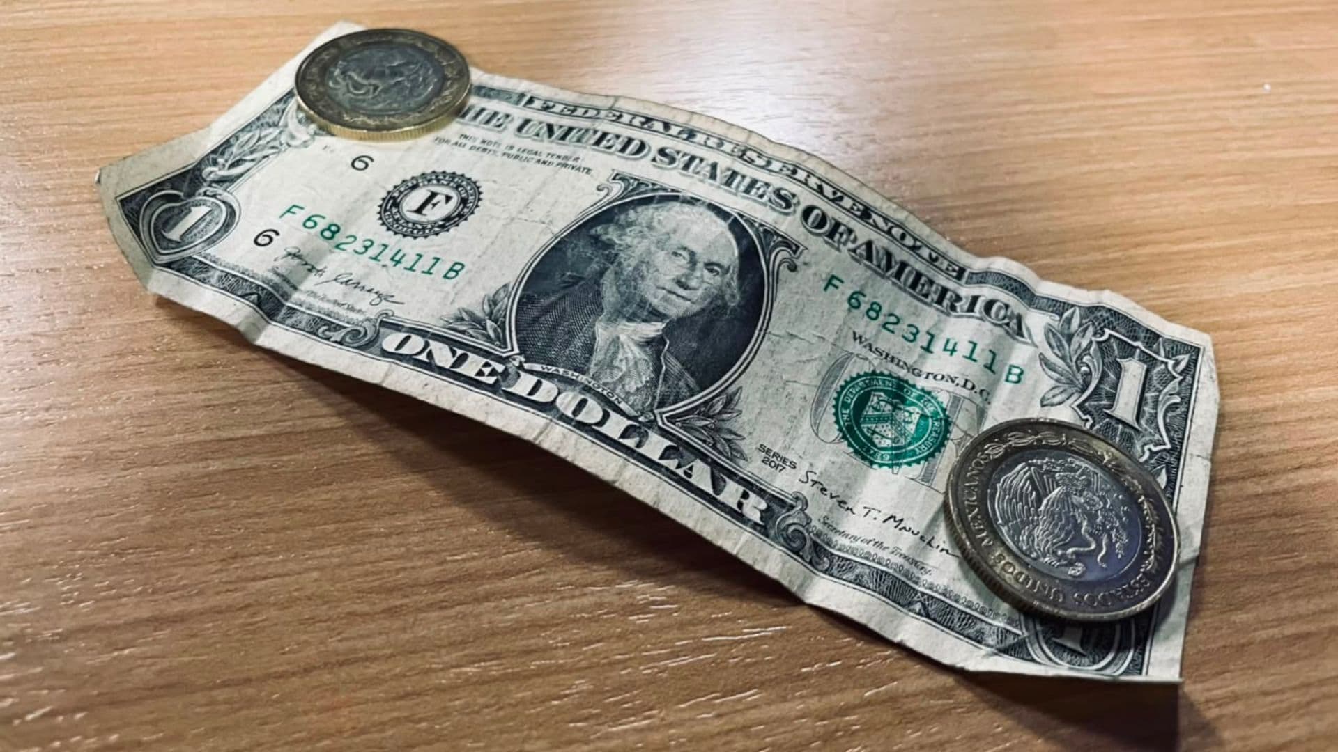 El precio del dólar estadounidense cambia durante toda la jornada