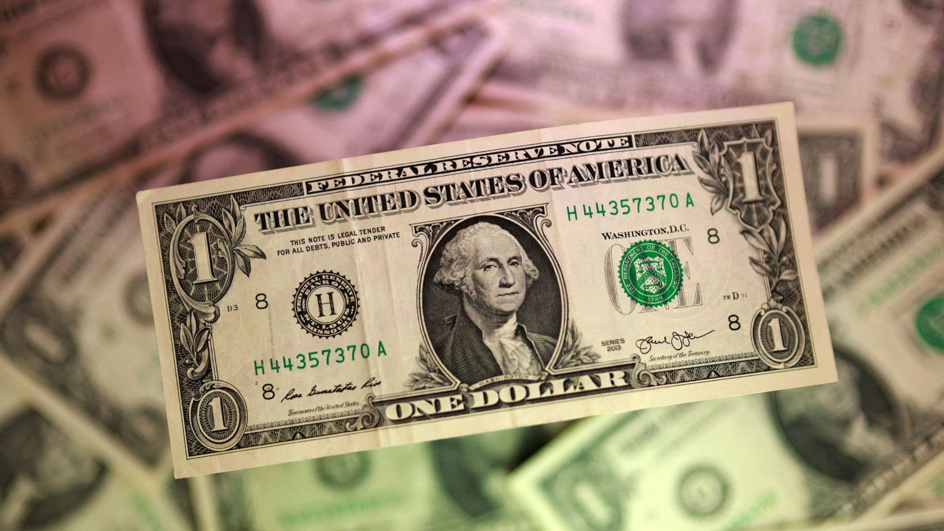 El precio del dólar estadounidense cambia durante toda la jornada