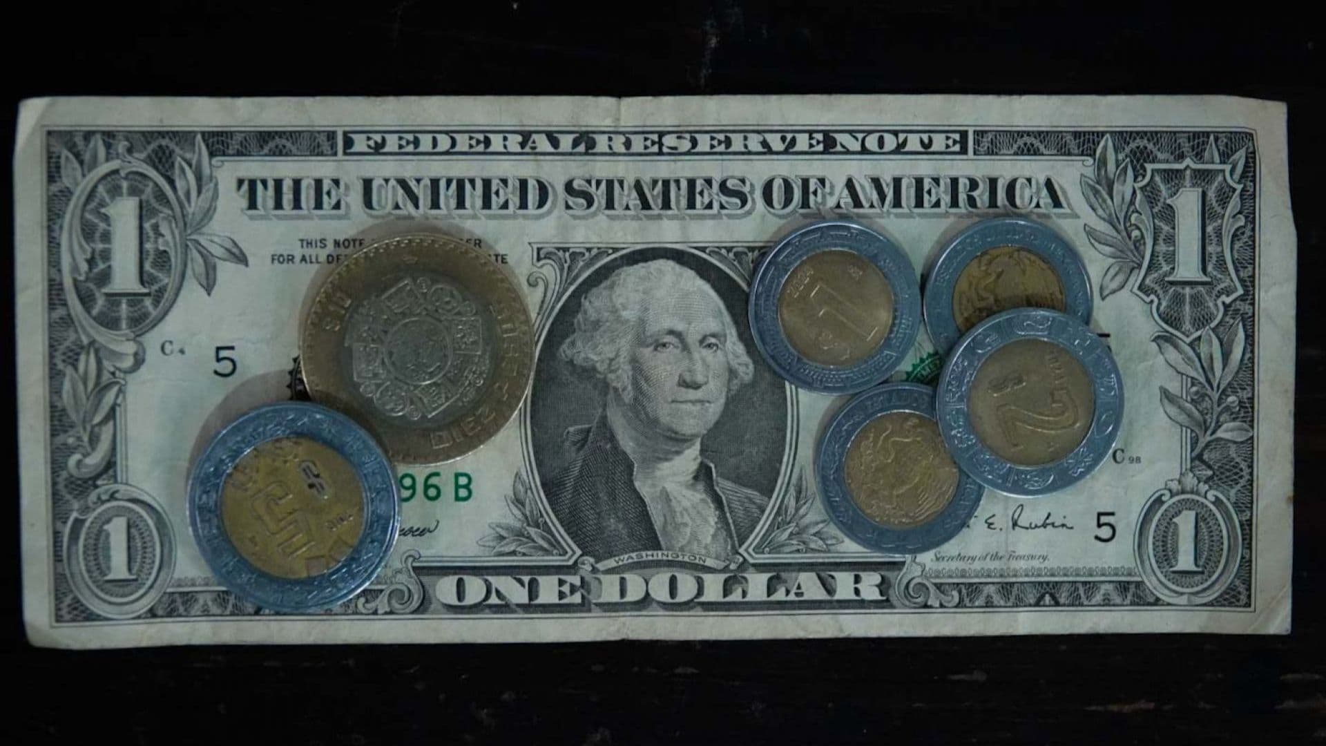 El precio del dólar estadounidense cambia durante toda la jornada