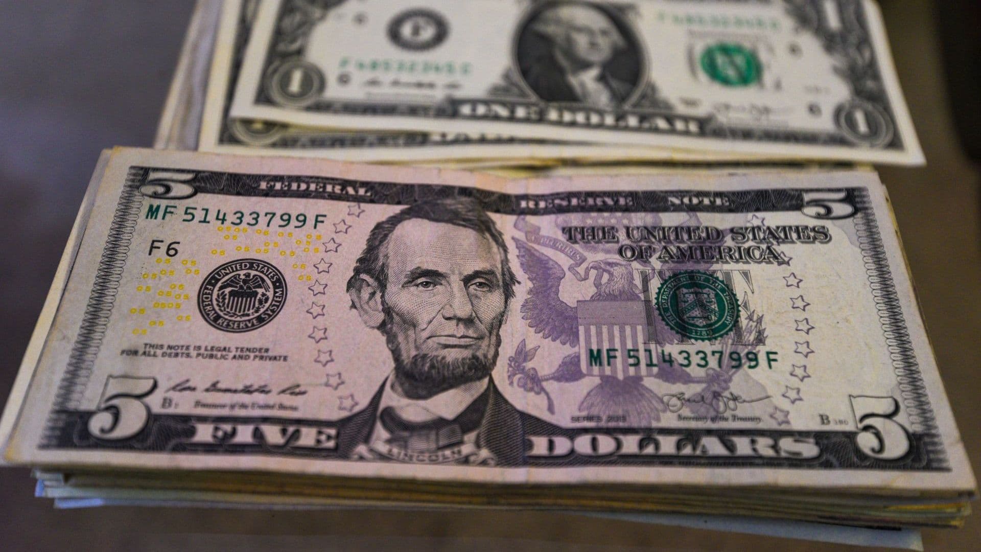 El precio del dólar estadounidense cambia durante toda la jornada