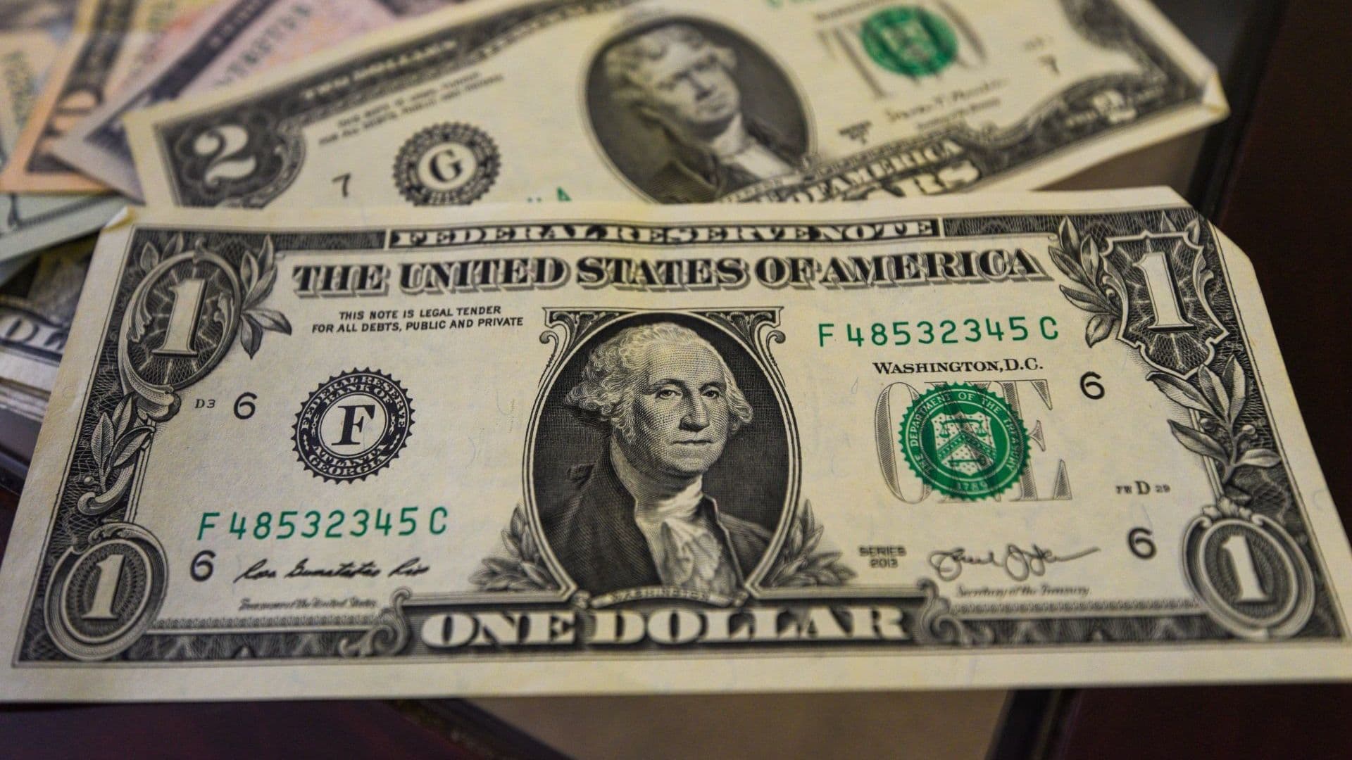 El precio del dólar estadounidense cambia durante toda la jornada