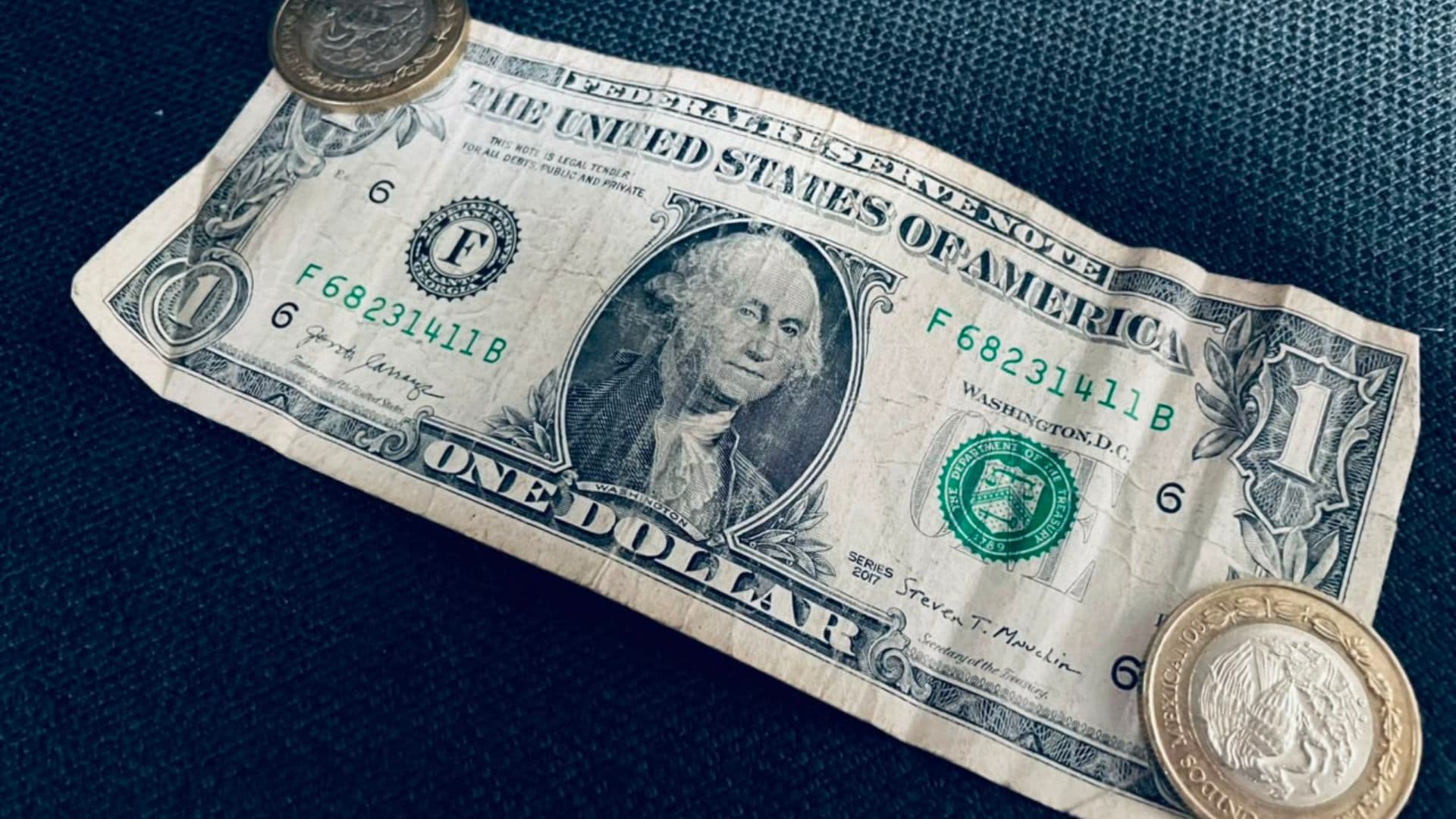 El precio del dólar estadounidense cambia durante toda la jornada