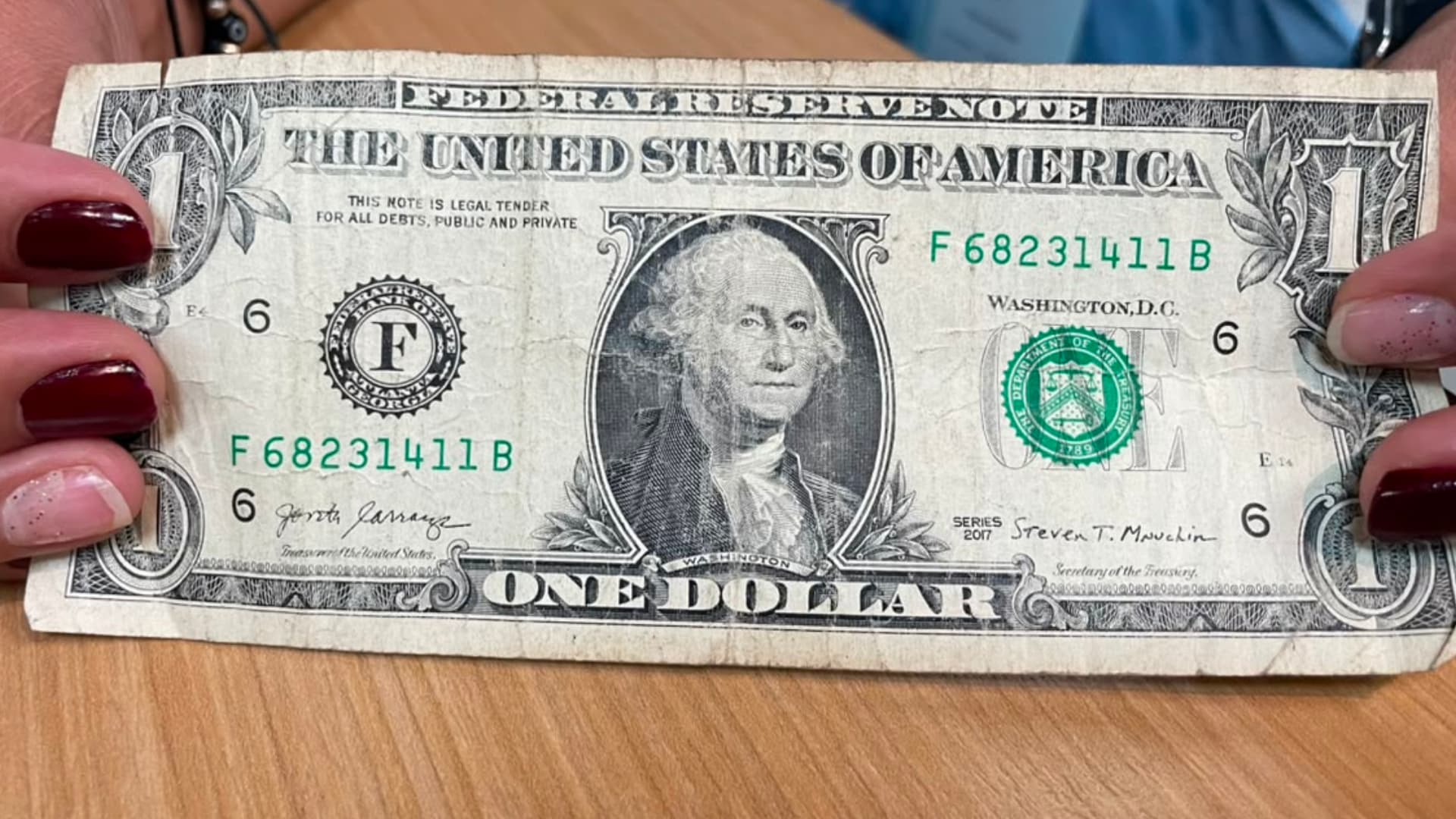 El precio del dólar estadounidense cambia durante toda la jornada
