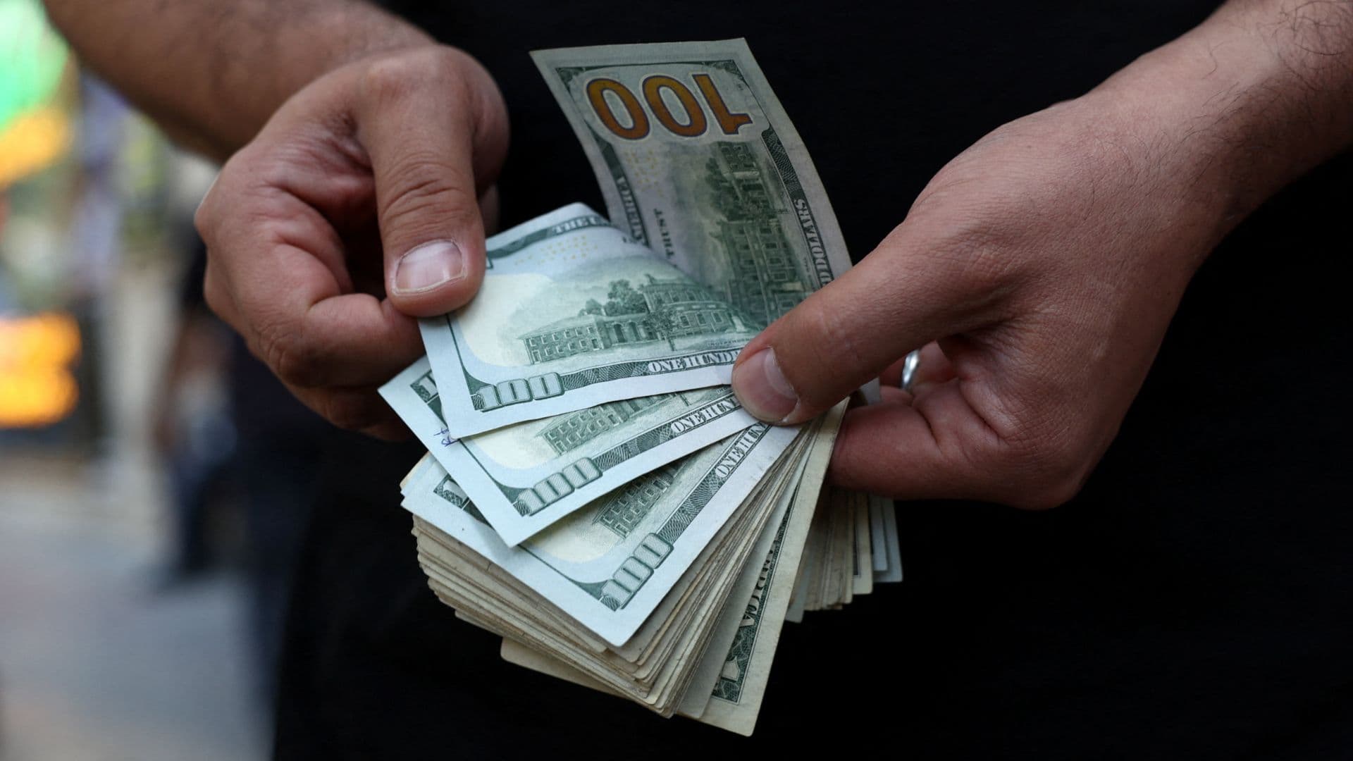 El precio del dólar estadounidense cambia durante toda la jornada