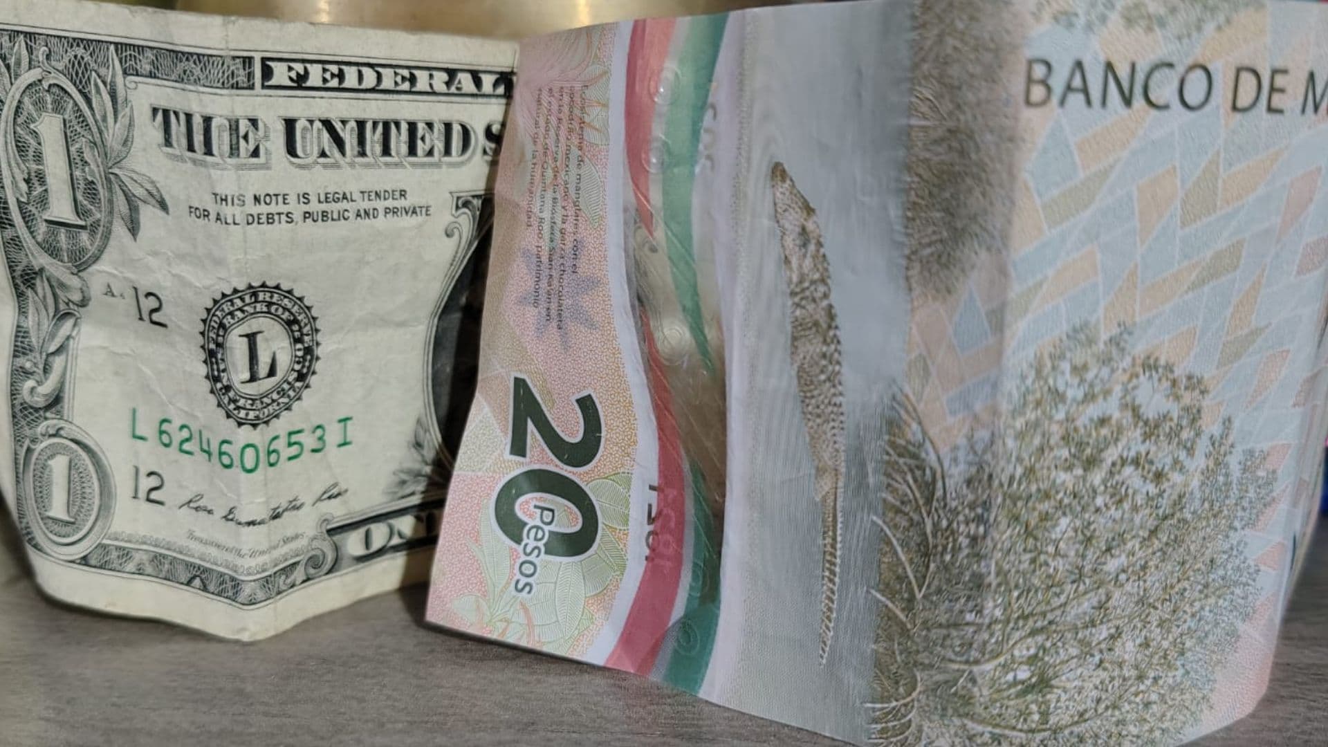 BIllete de un dólar estadounidense y un billete de 20 pesos mexicanos