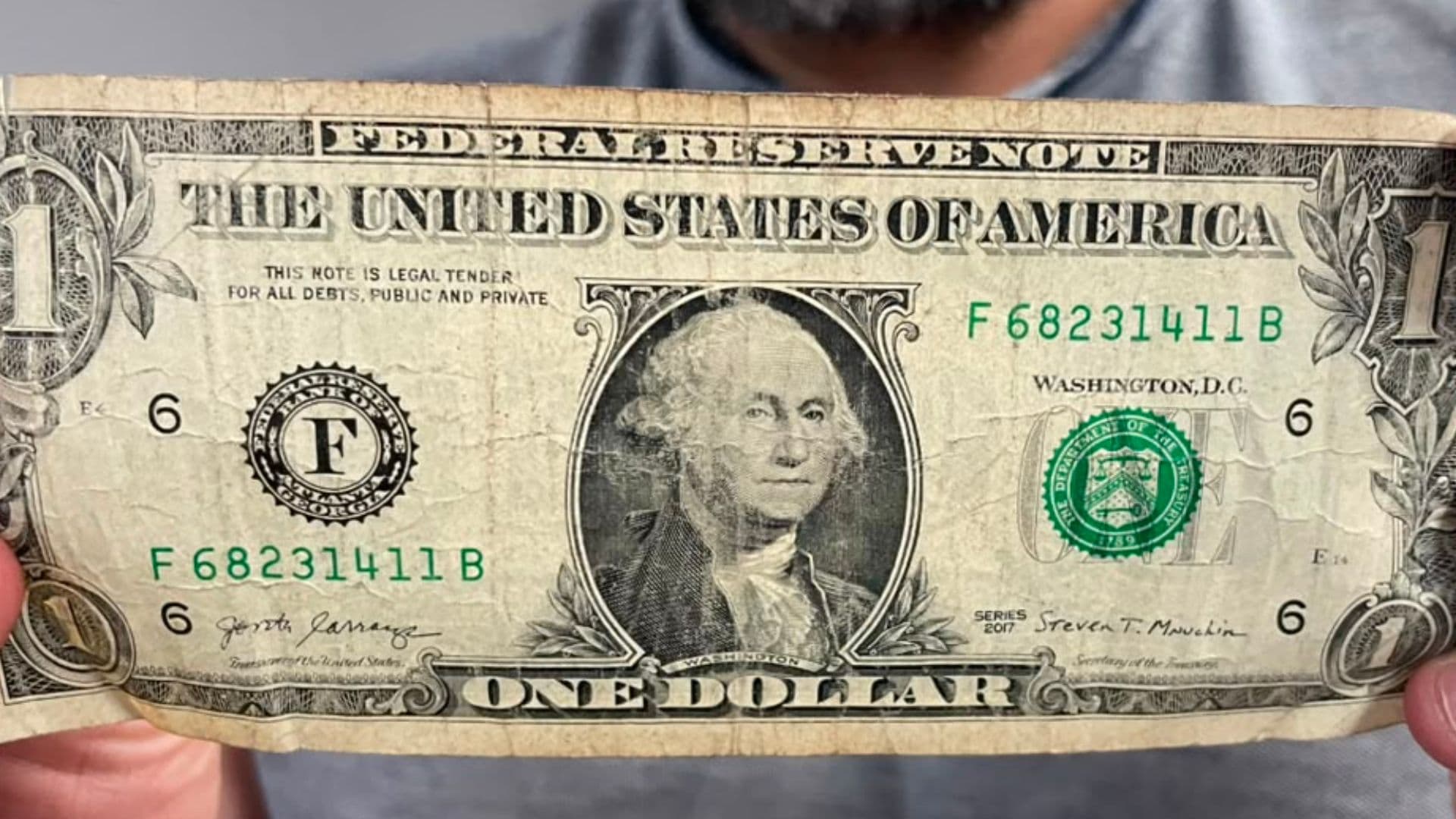 El precio del dólar estadounidense cambia durante toda la jornada