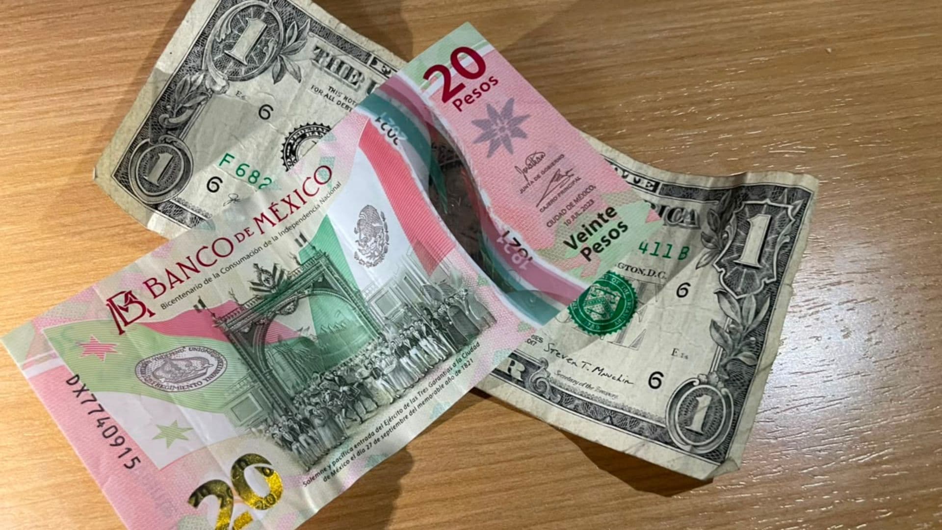 Billete de un dólar y billete de 20 pesos mexicanos
