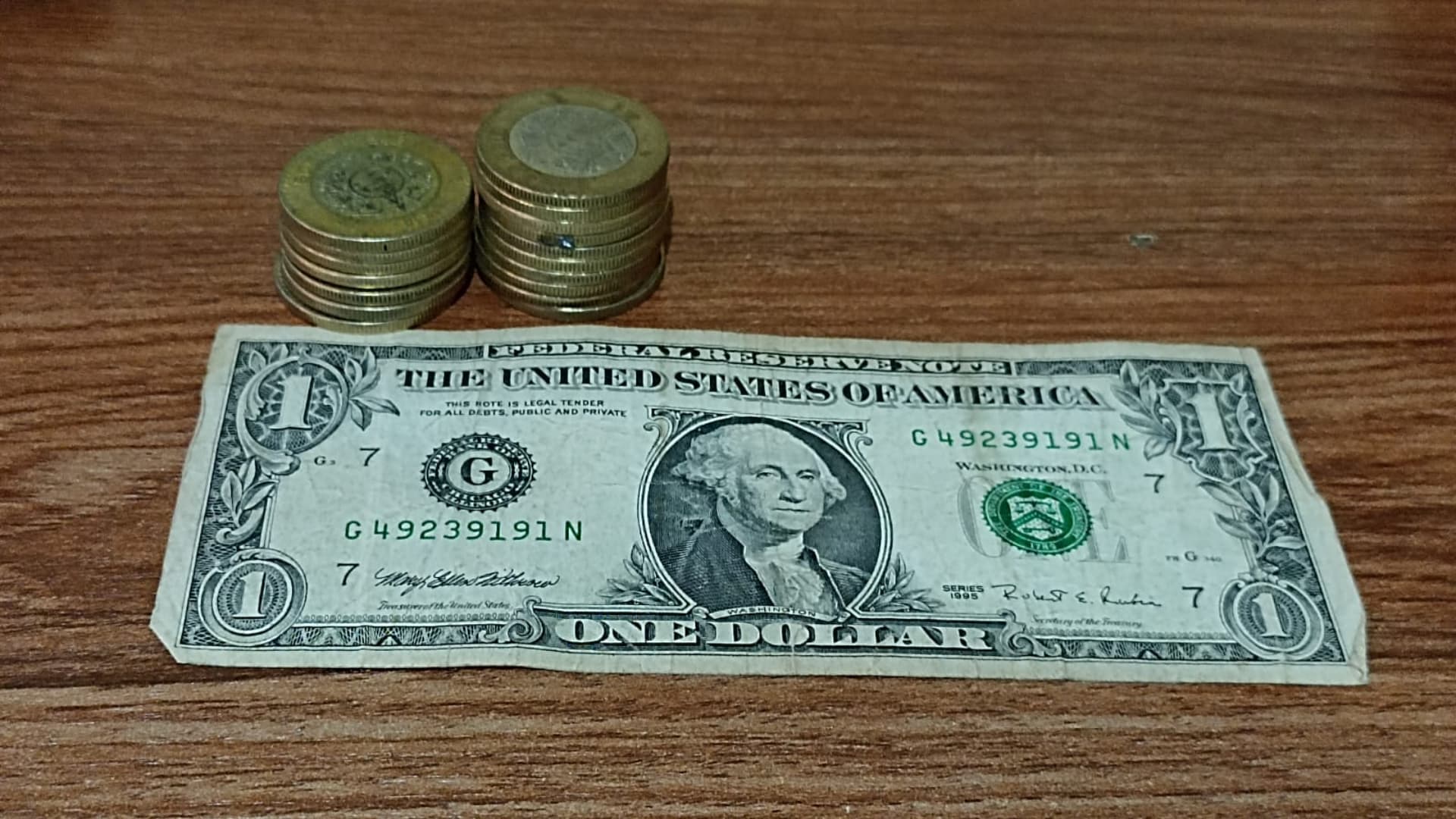 Dólar Se Cotiza por Debajo de los 17 Pesos Mexicanos por Billete Verde
