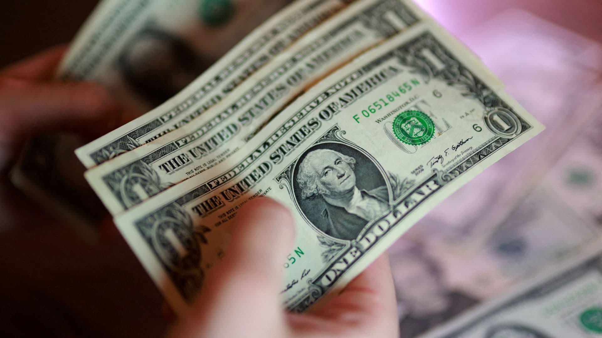 El precio del dólar estadounidense cambia durante toda la jornada