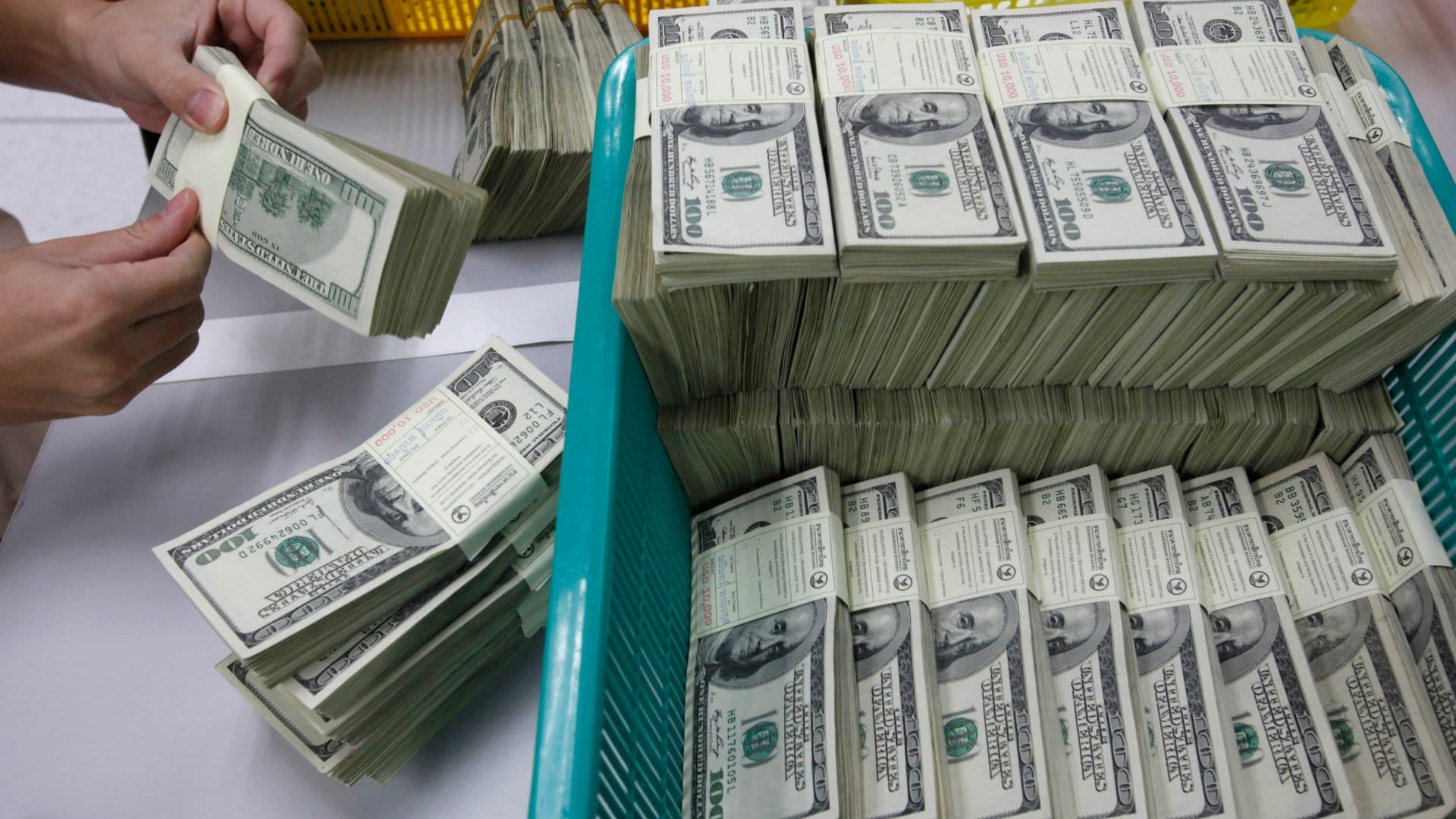El precio del dólar estadounidense cambia durante toda la jornada