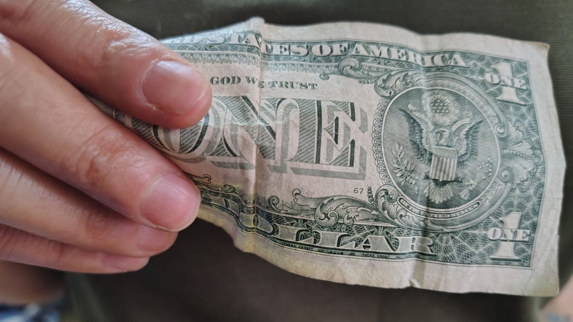 BIllete de un dólar estadounidense y un billete de 20 pesos mexicanos