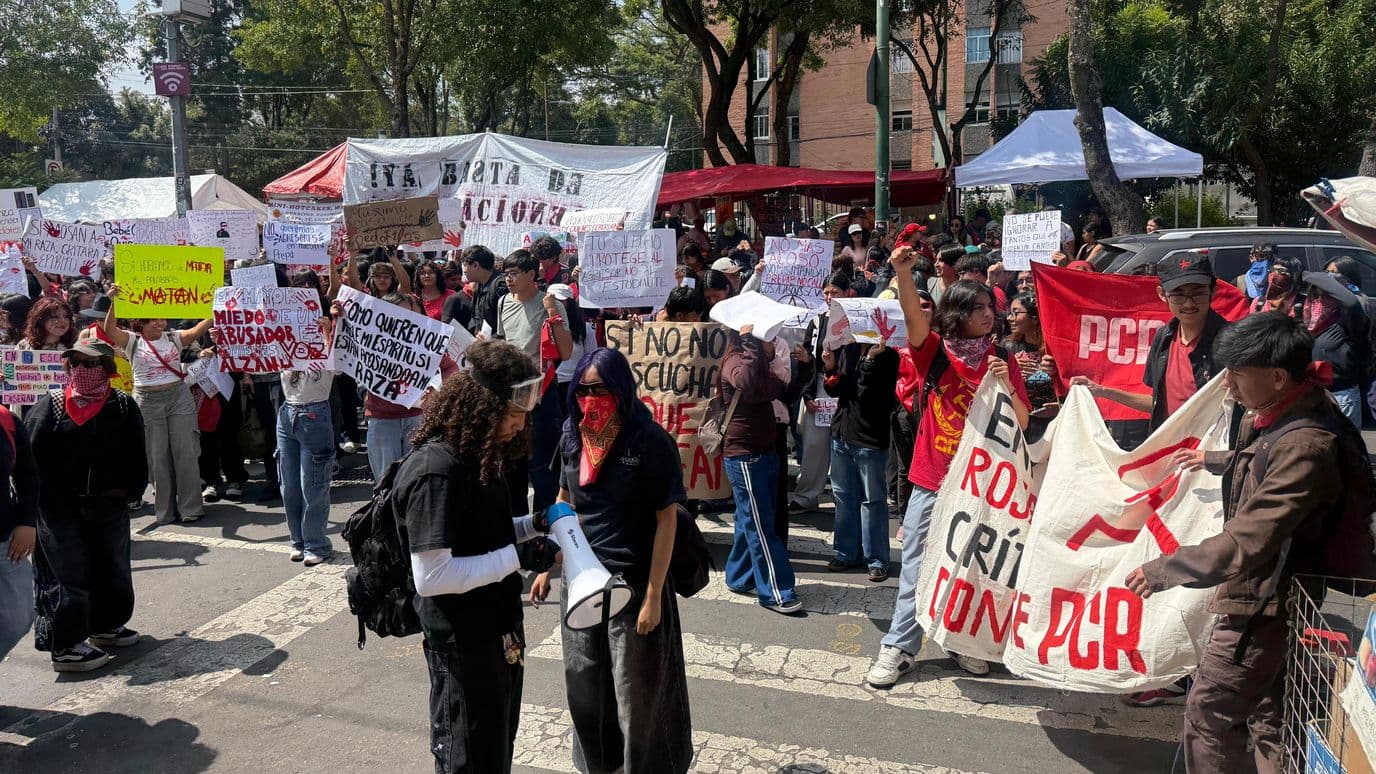 Manifestación de estudiantes en la Prepa 8 de la UNAM