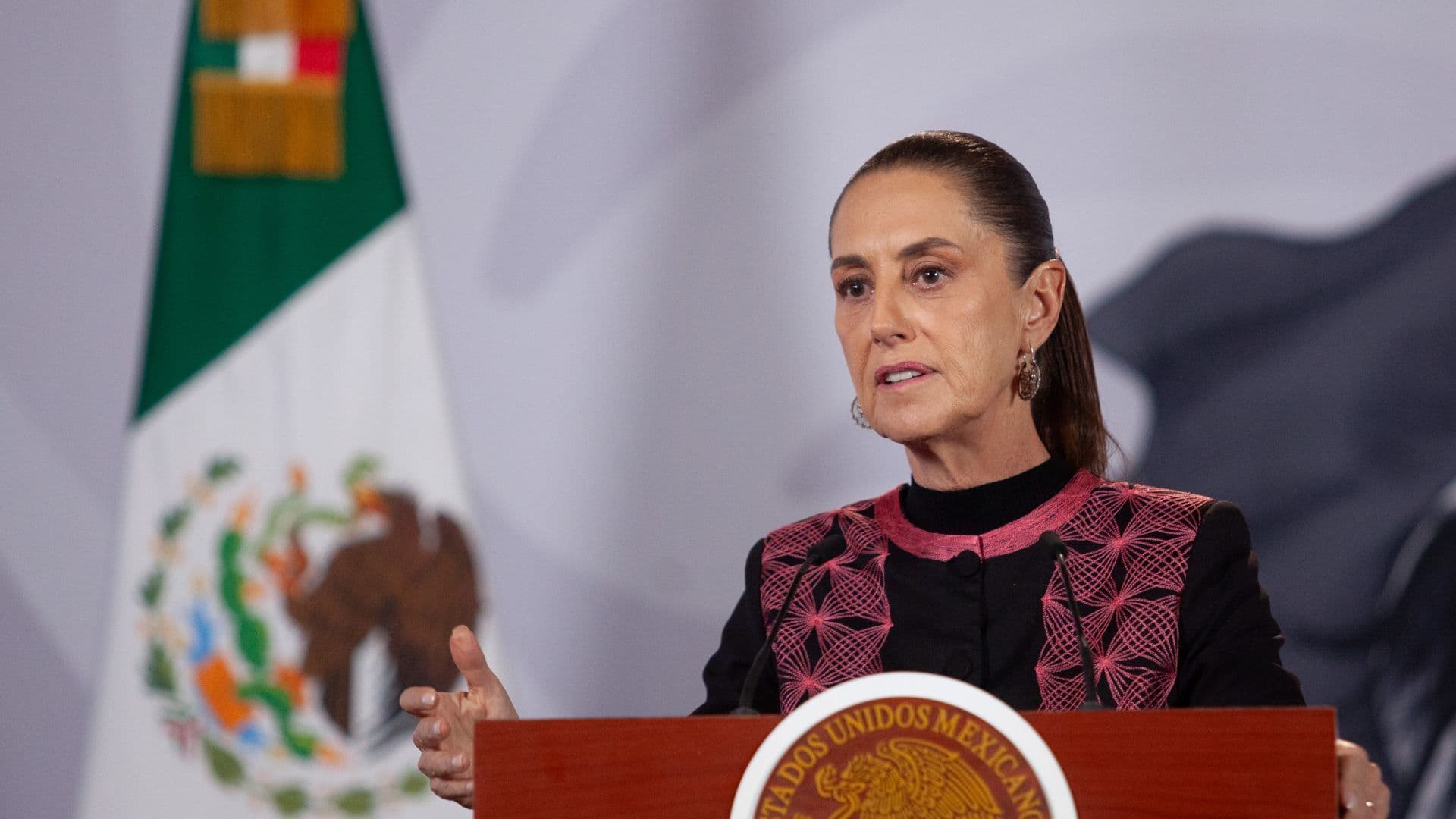 Claudia Sheinbaum habla durante una conferencia