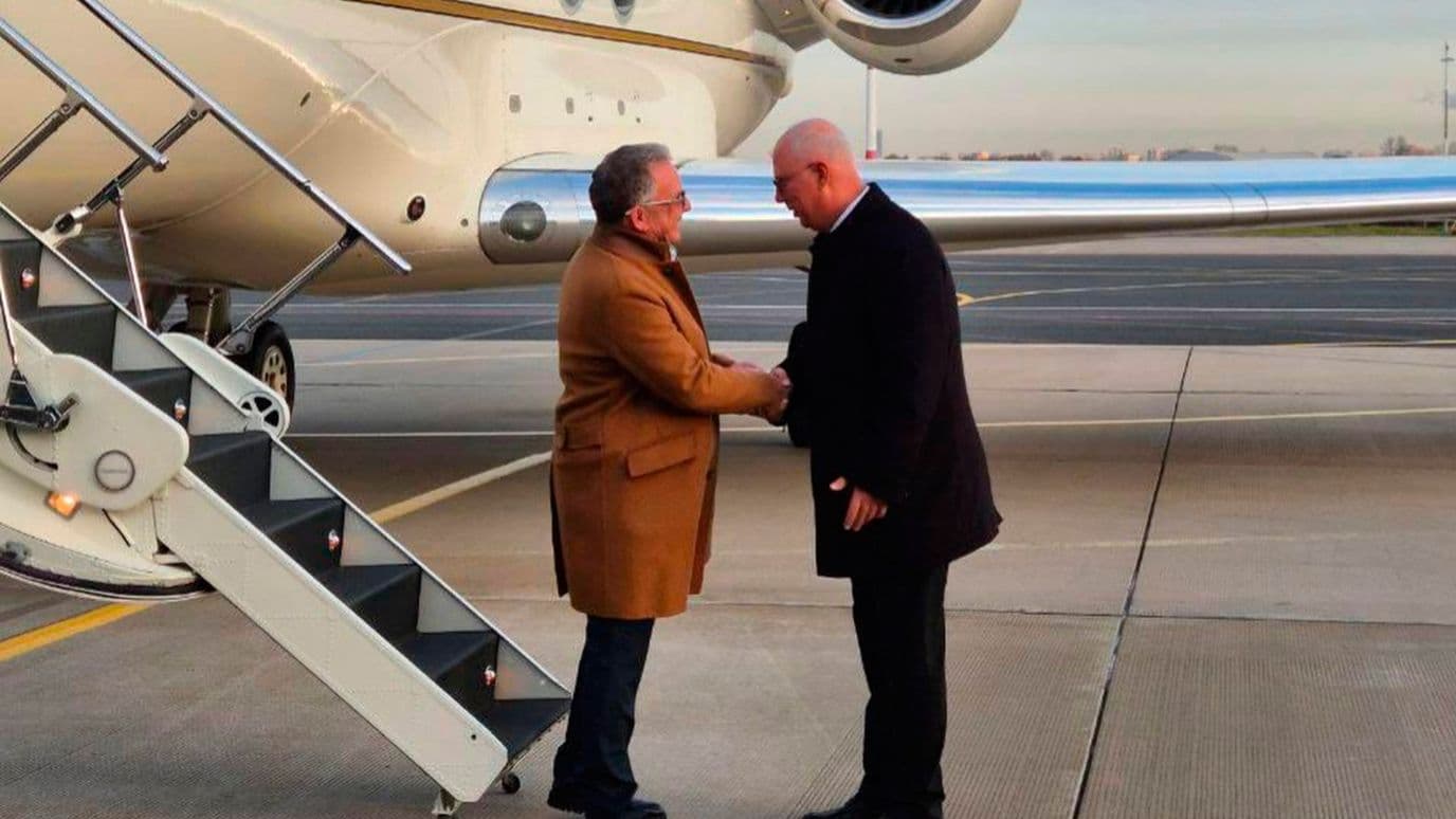 El enviado especial estadounidense Steve Witkoff con personal ruso. Foto: AP