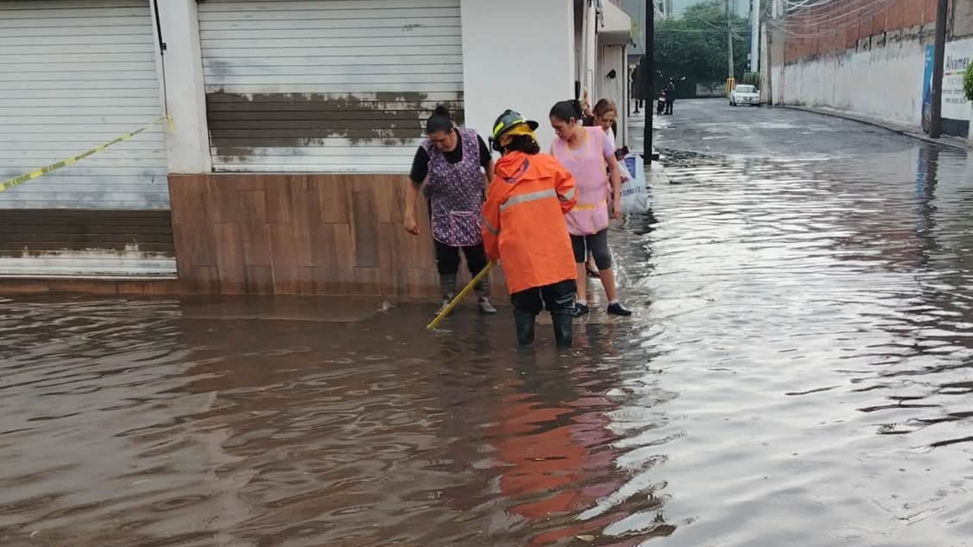 Un grupo de personas padece una inundación en Morelia