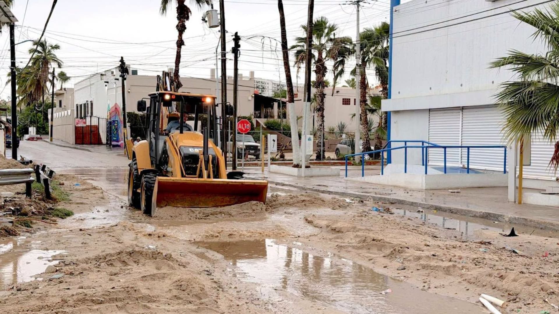 Maquinaria pesada retira arena tras inundación en Los Cabos, BCS