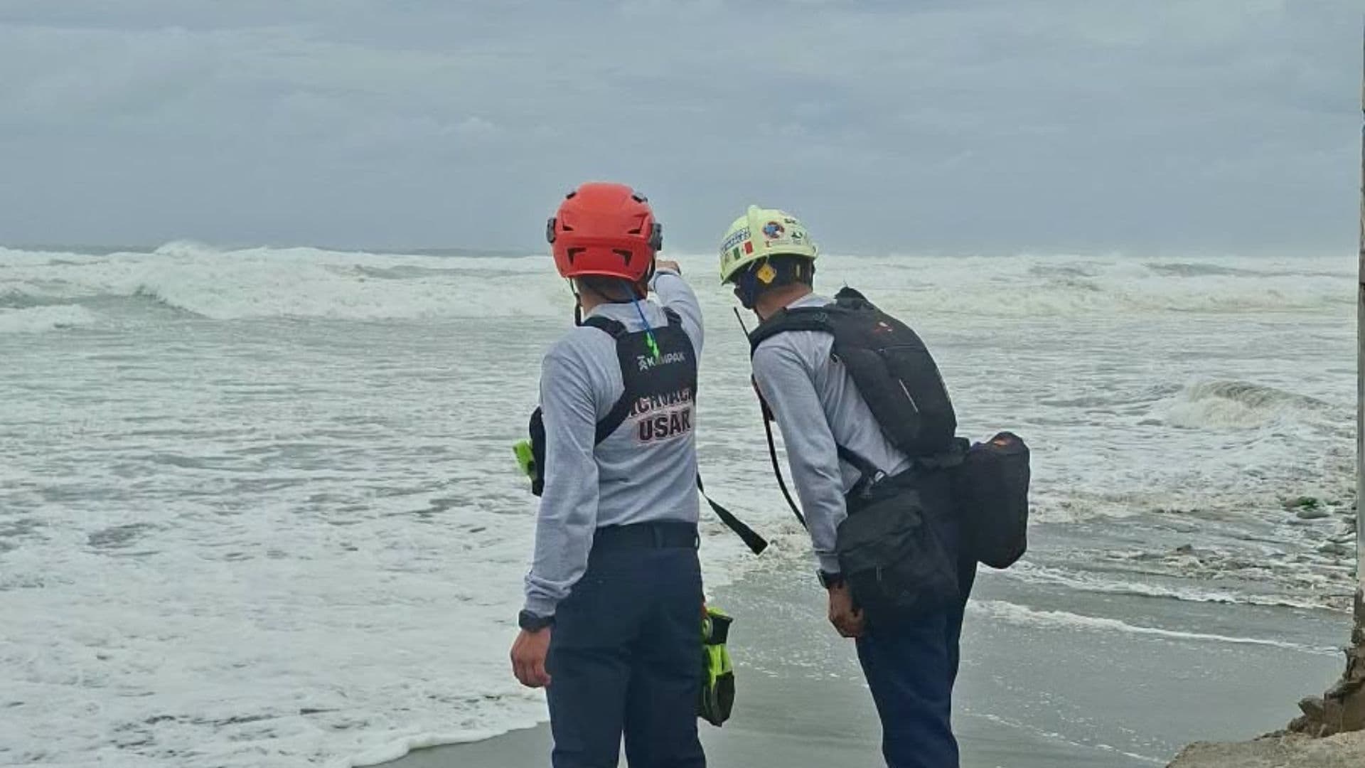 Elementos de Protección Civil de Michoacán observan los efectos del huracán Polo