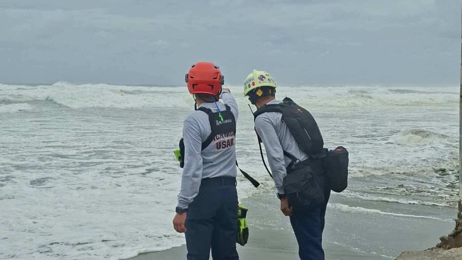 Elementos de Protección Civil de Michoacán observan los efectos del huracán Polo