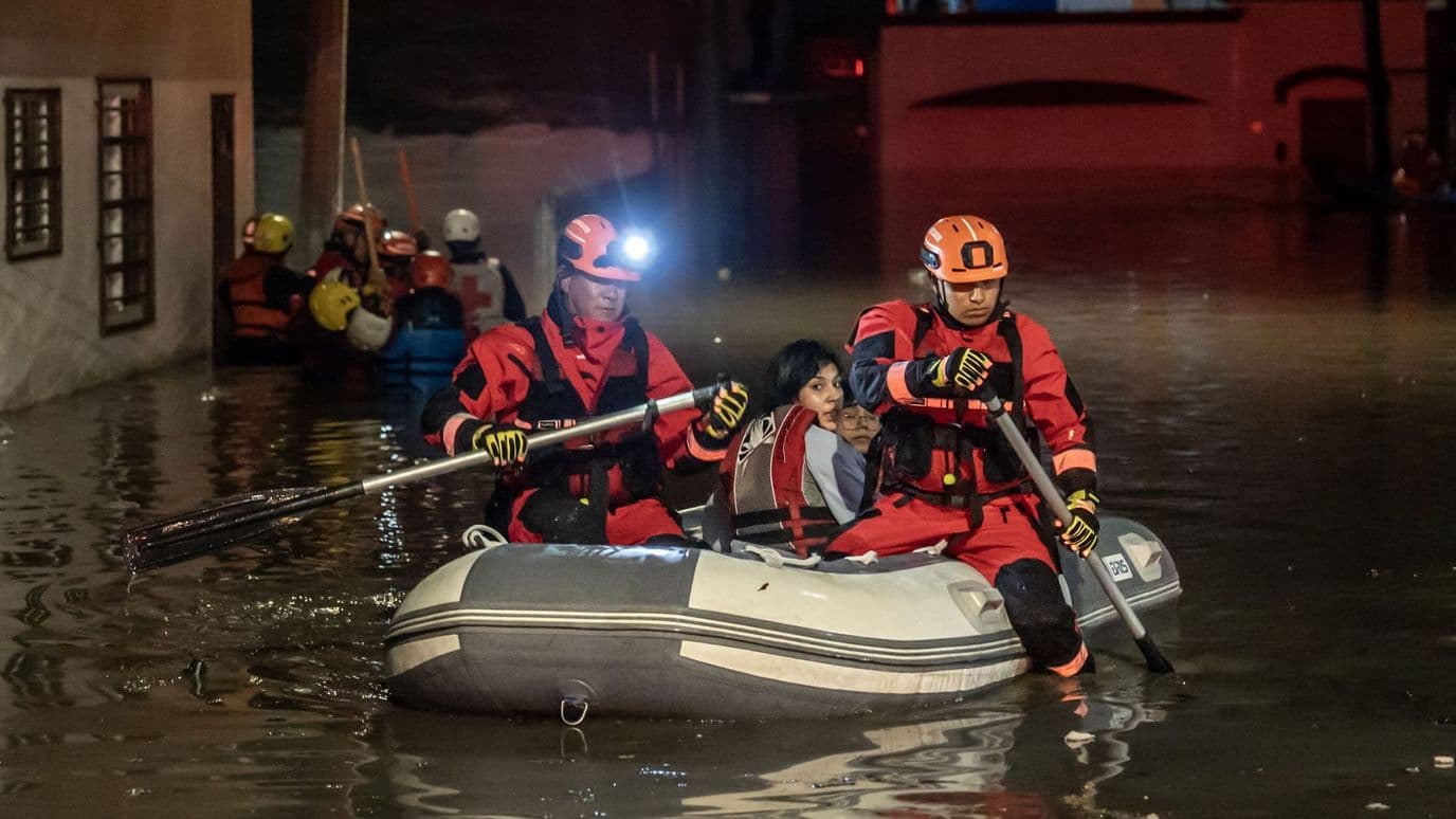 Elementos de rescate apoyan en el traslado de personas atrapadas por inundaciones en Tijuana