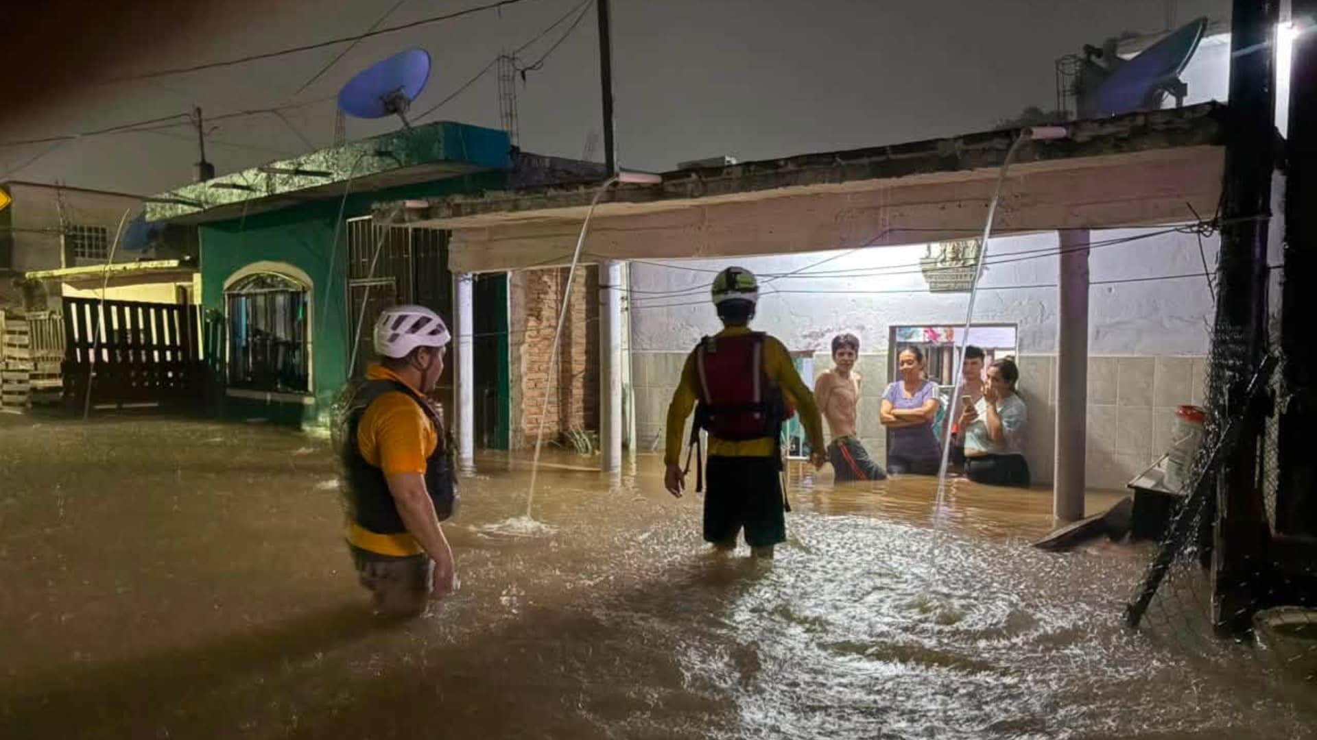 Elementos de Protección Civil de Mazatlán ayudan a una familia afectada por una inundación