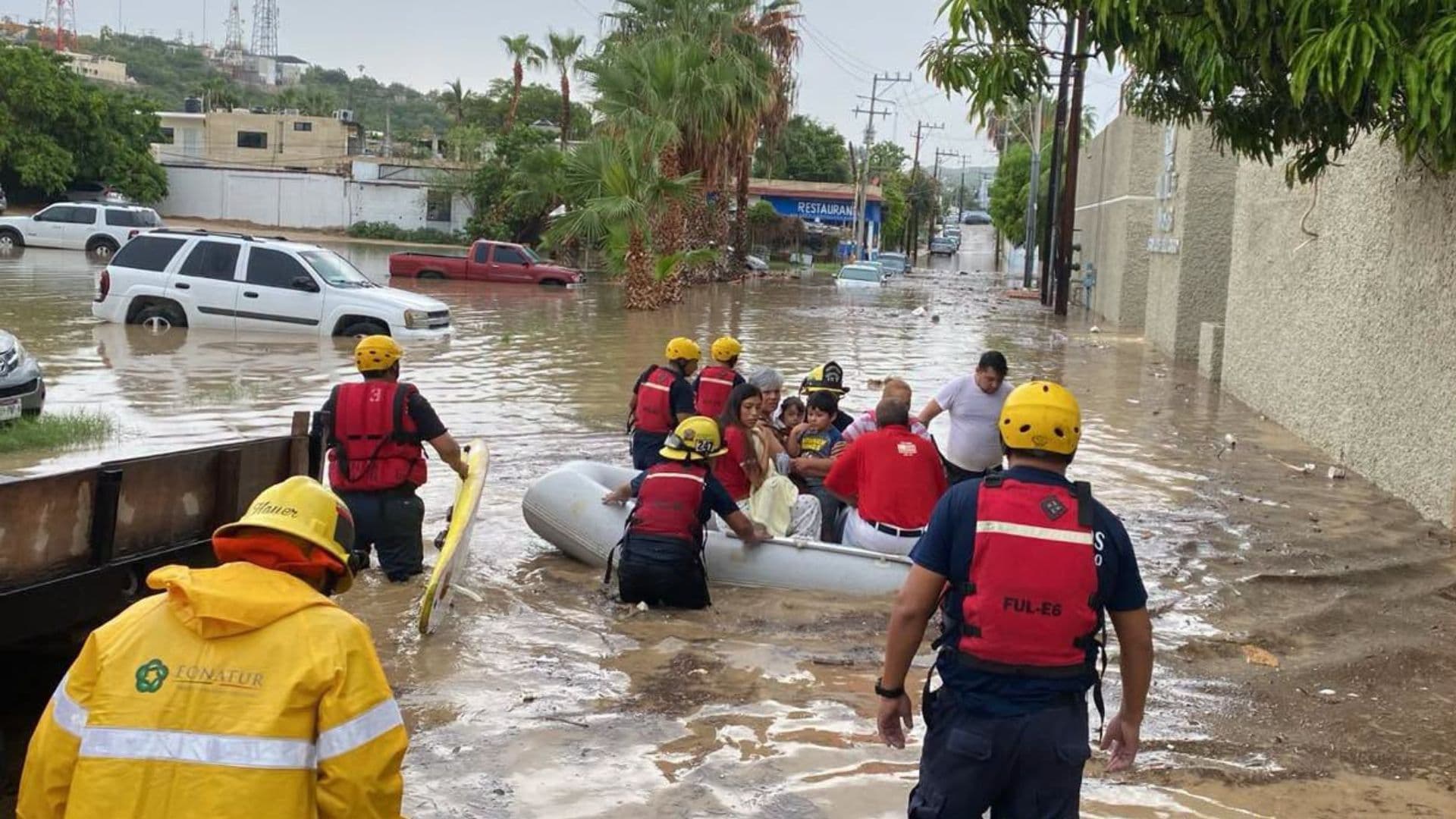 Habitantes de Los Cabos, BCS, son rescatados en lancha