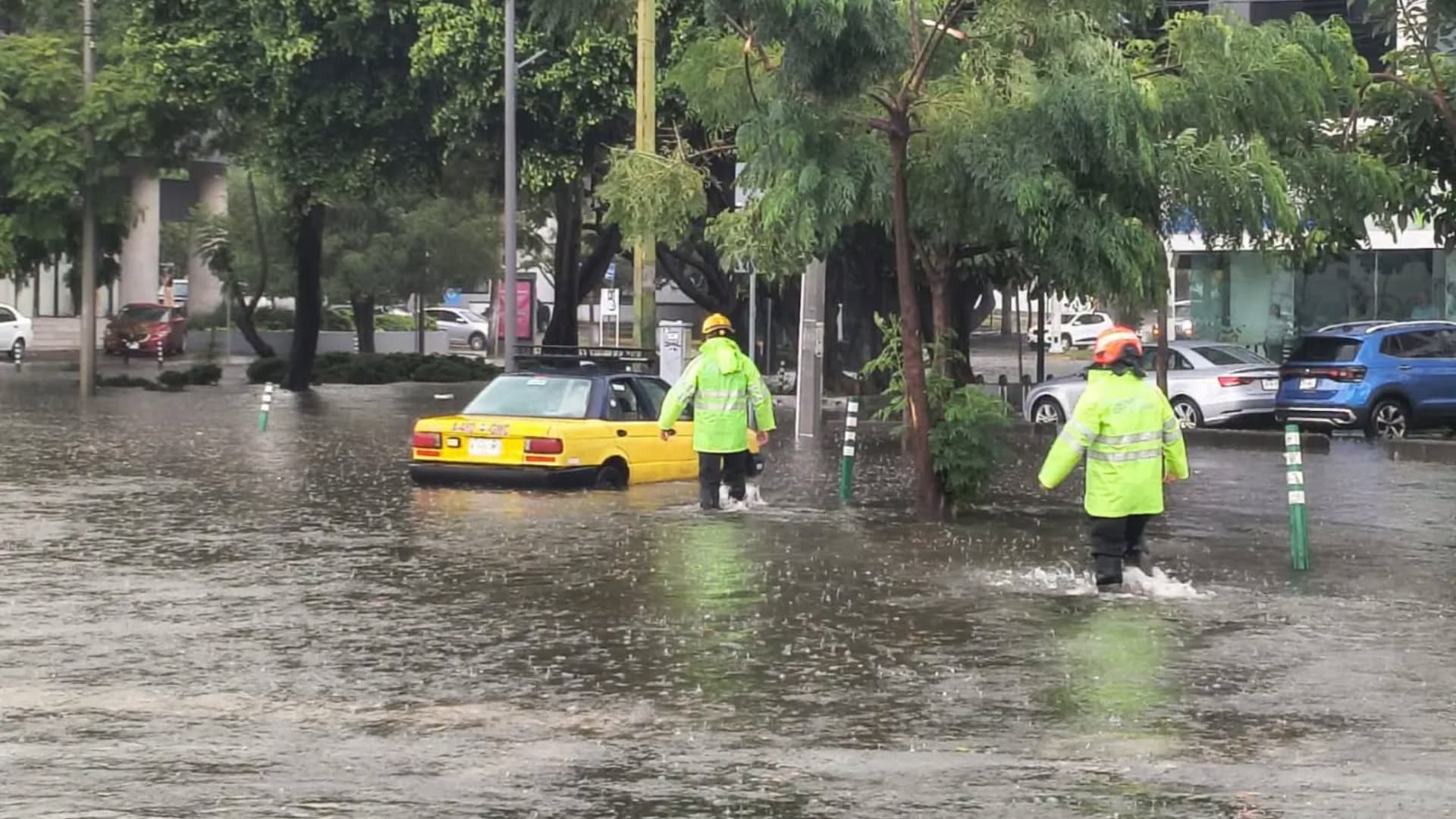 Elementos de Guadalajara atienden una inundación provocada por lluvias