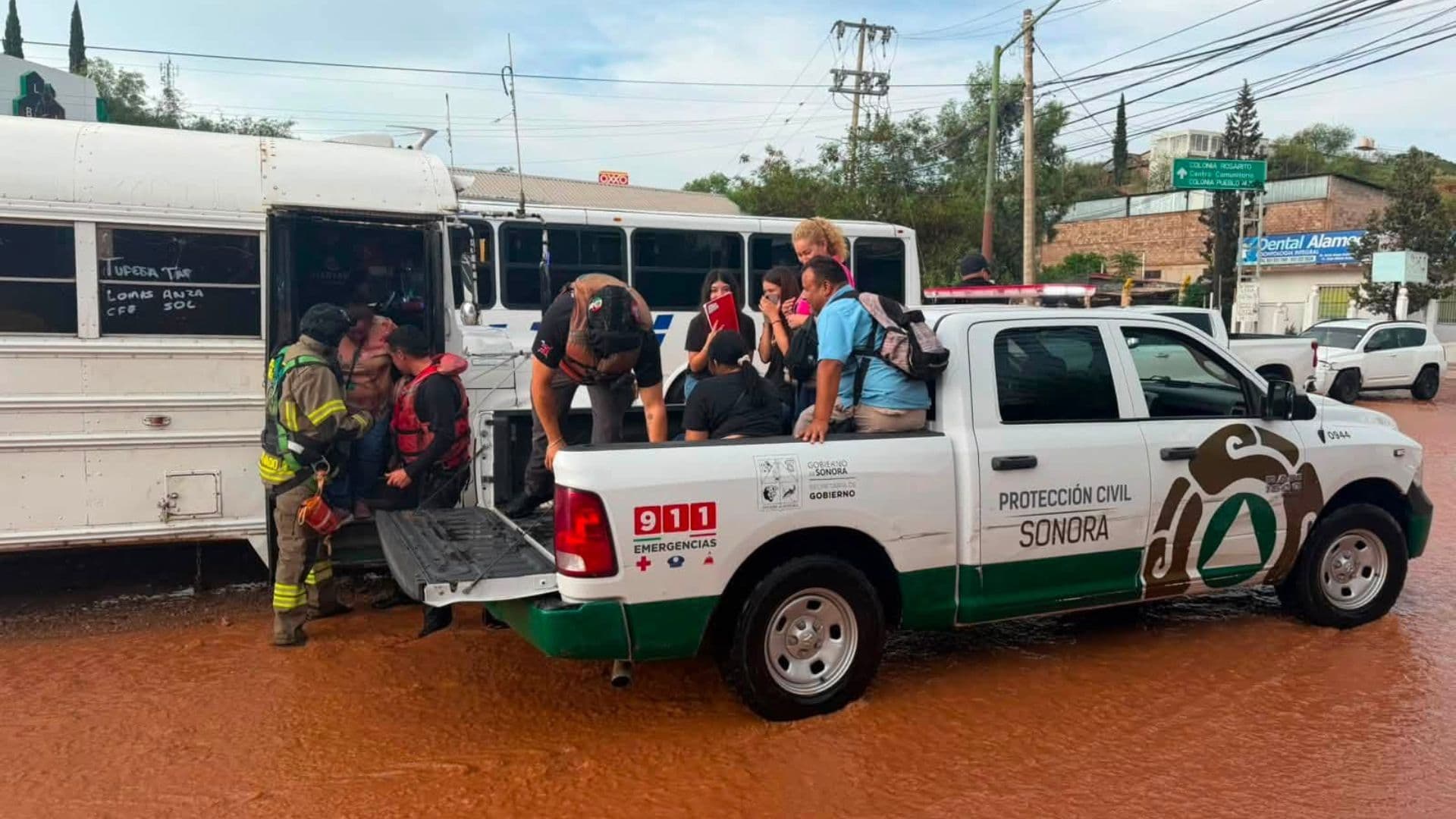 Elementos de Protección Civil de Sonora ayudan a pasajeros de una unidad que quedó varada en Nogales