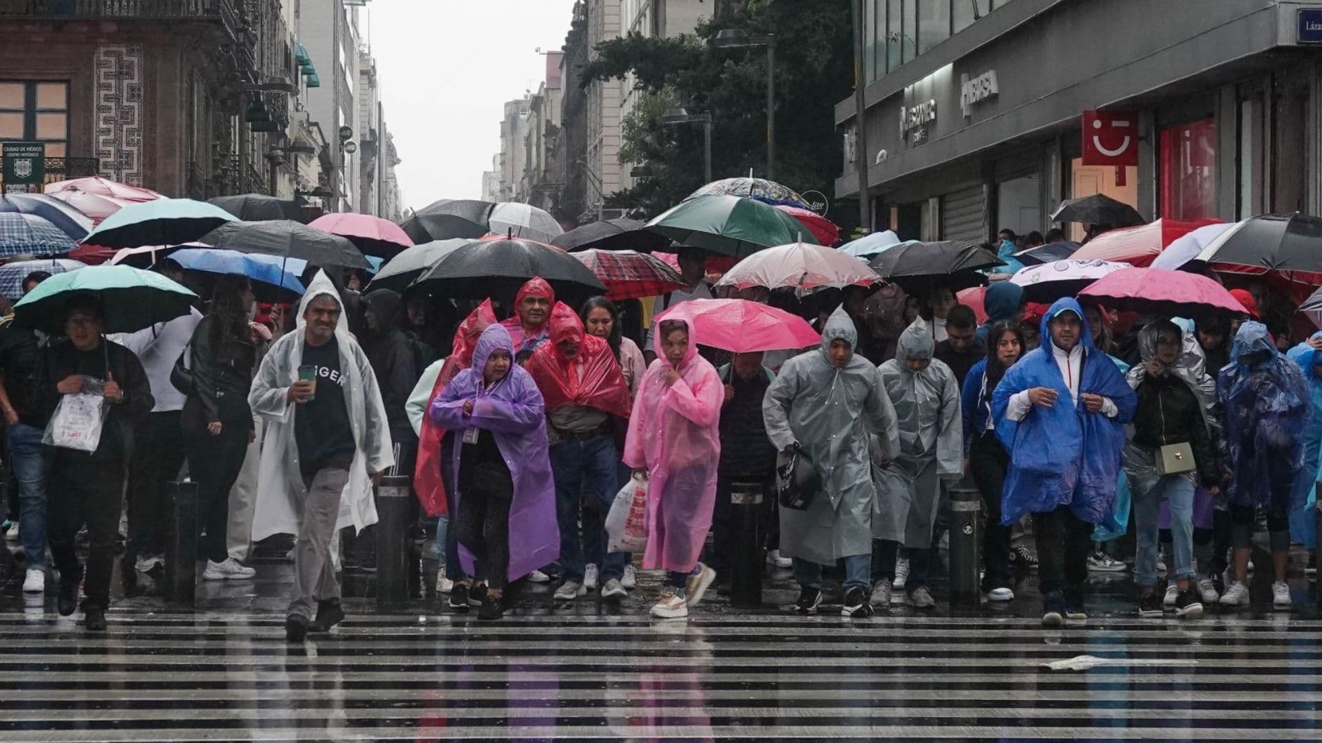 Habitantes de la CDMX se protegen de las fuertes lluvias en la capital mexicana