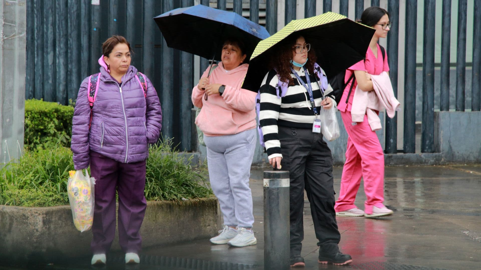 Fuerte lluvia sorprende a habitantes de la Ciudad de México