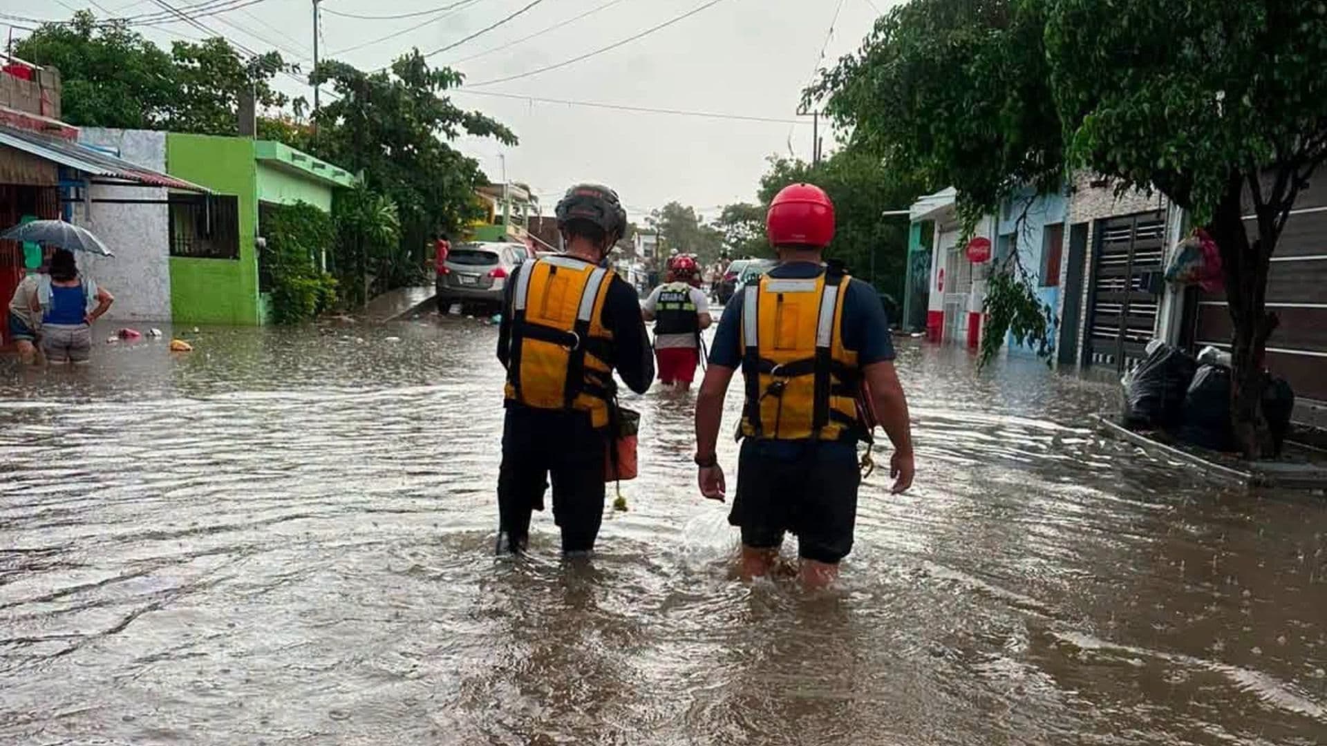 Elementos de Protección Civil de Mazatlán caminan por calles inundadas