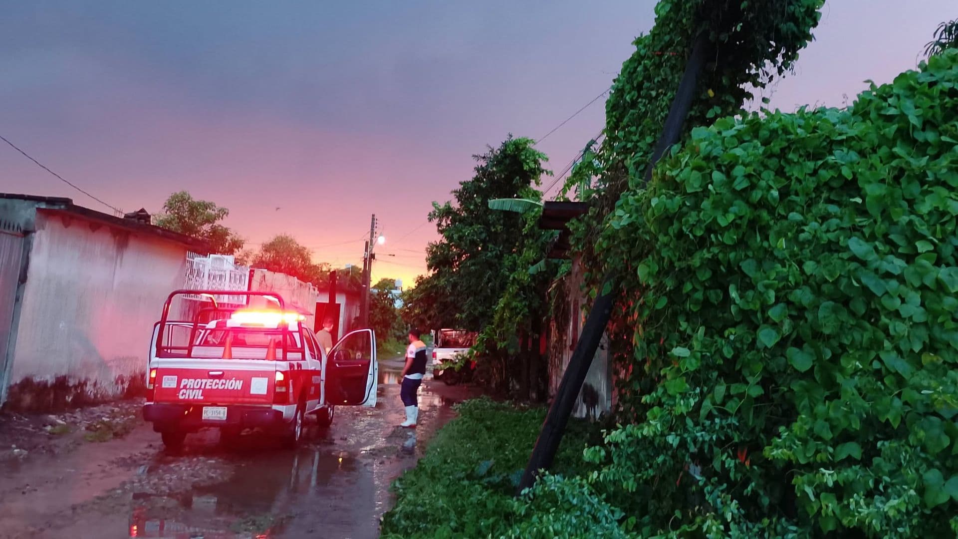 Elementos de Protección Civil de Rosamorada, Nayarit, atienden la caída de un poste debido a las lluvias