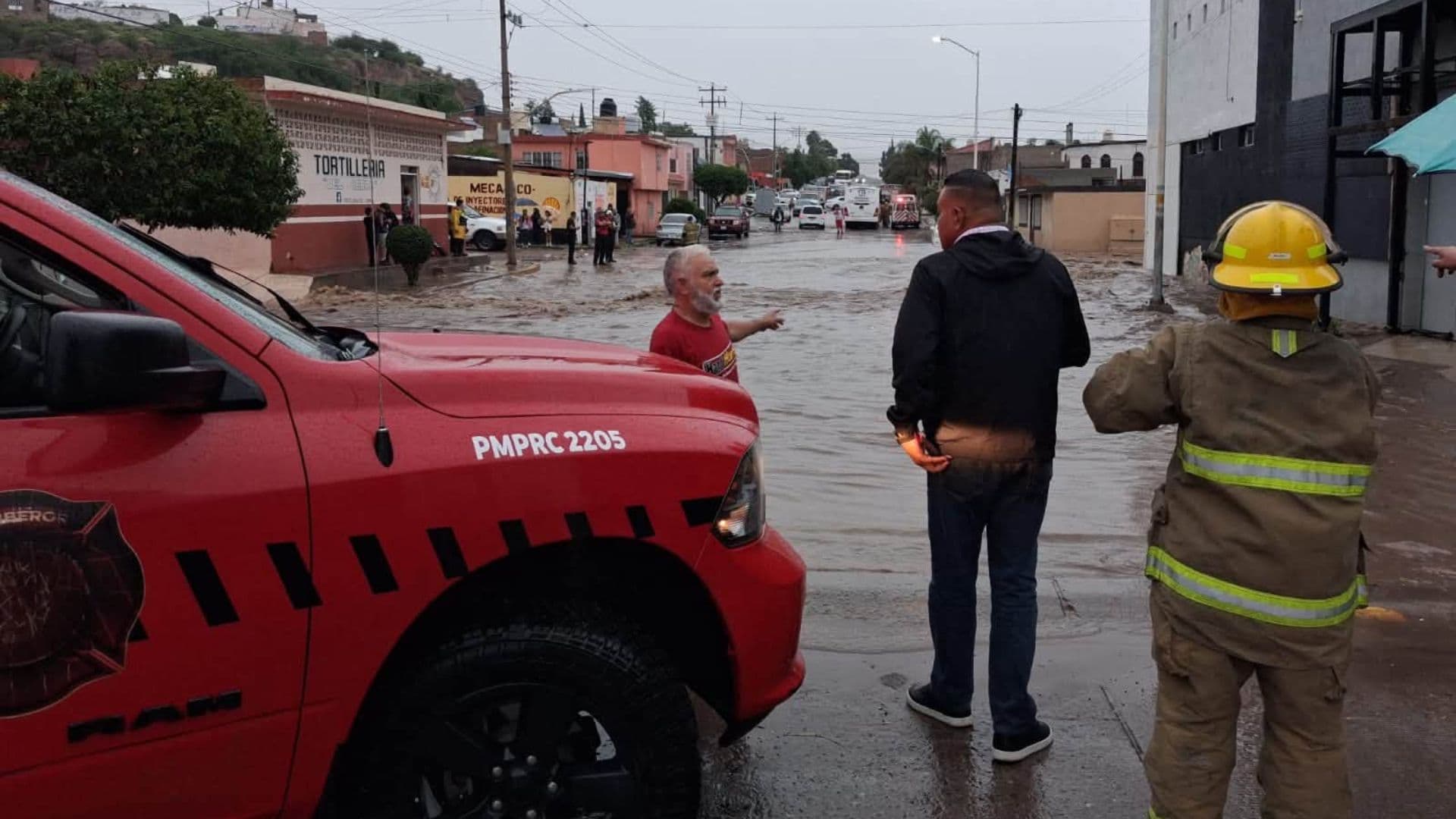 Protección Civil de Durango atienden una inundación generada por las fuertes lluvias en la entidad