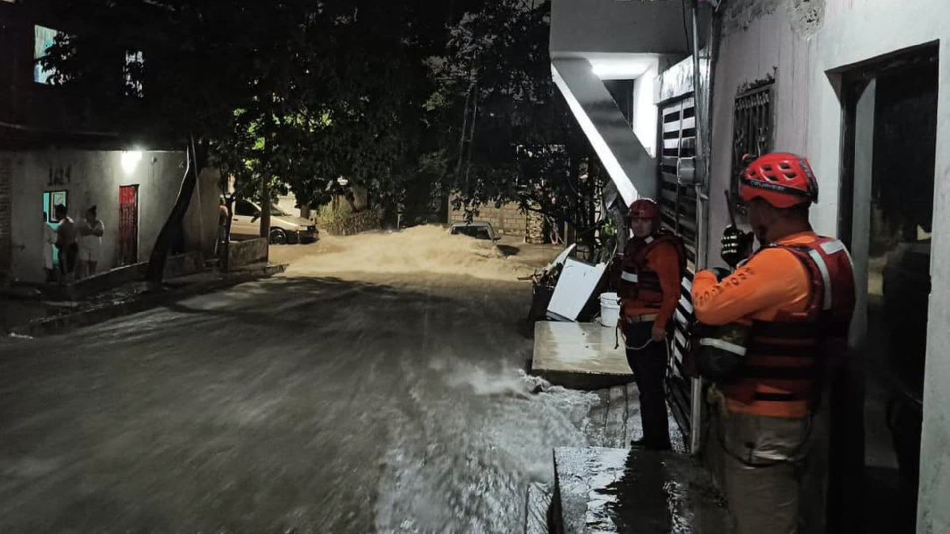 Un automóvil es arrastrado tras el desbordamiento del arroyo Totoposte, en Tuxtla Gutiérrez, Chiapas