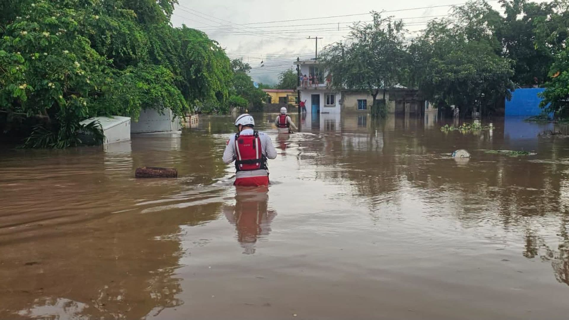 Elementos de Protección Civil realizan recorridos en colonias inundadas en Mazatlán, Sinaloa