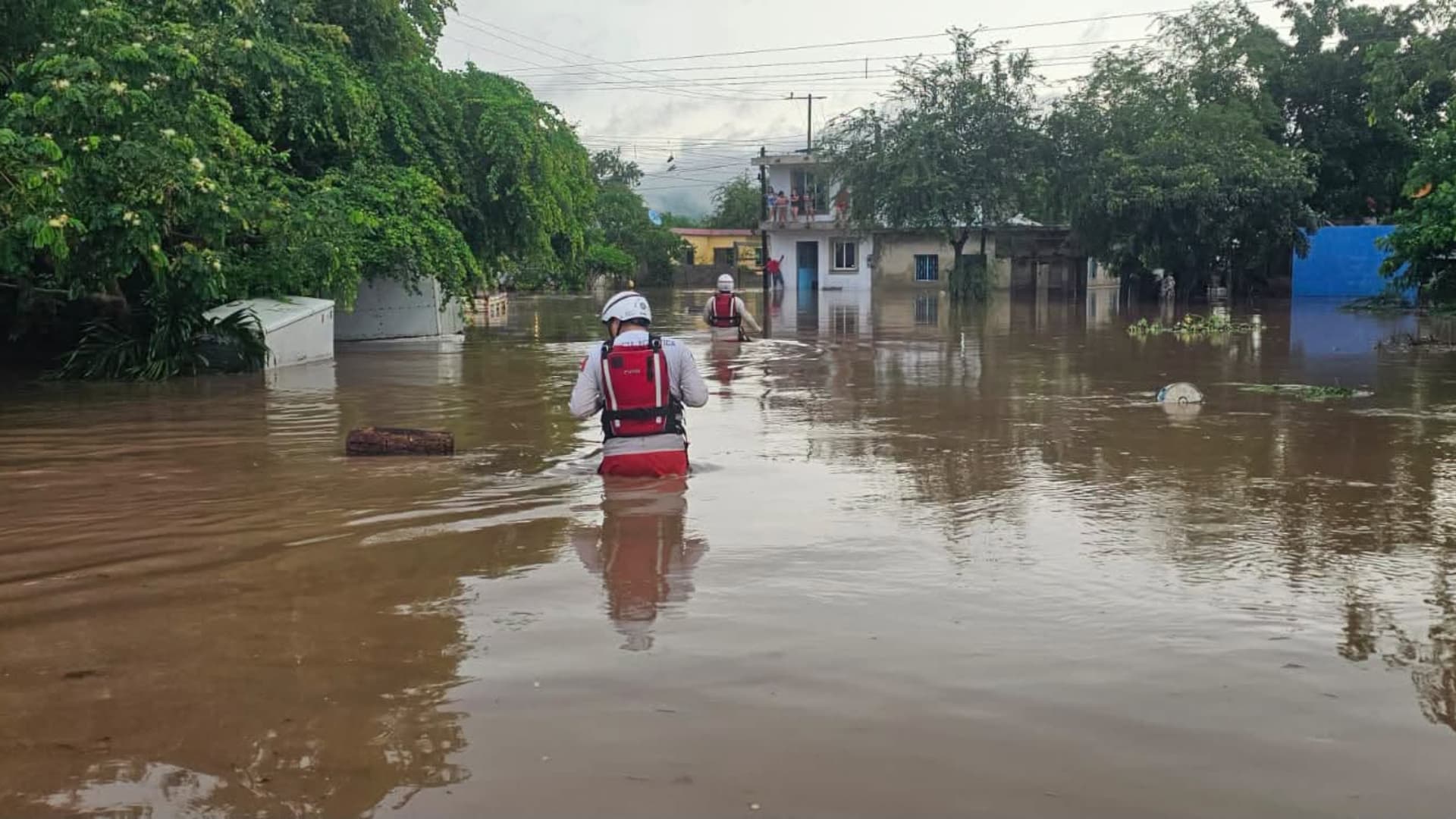 Elementos de Protección Civil realizan recorridos en colonias inundadas en Mazatlán, Sinaloa