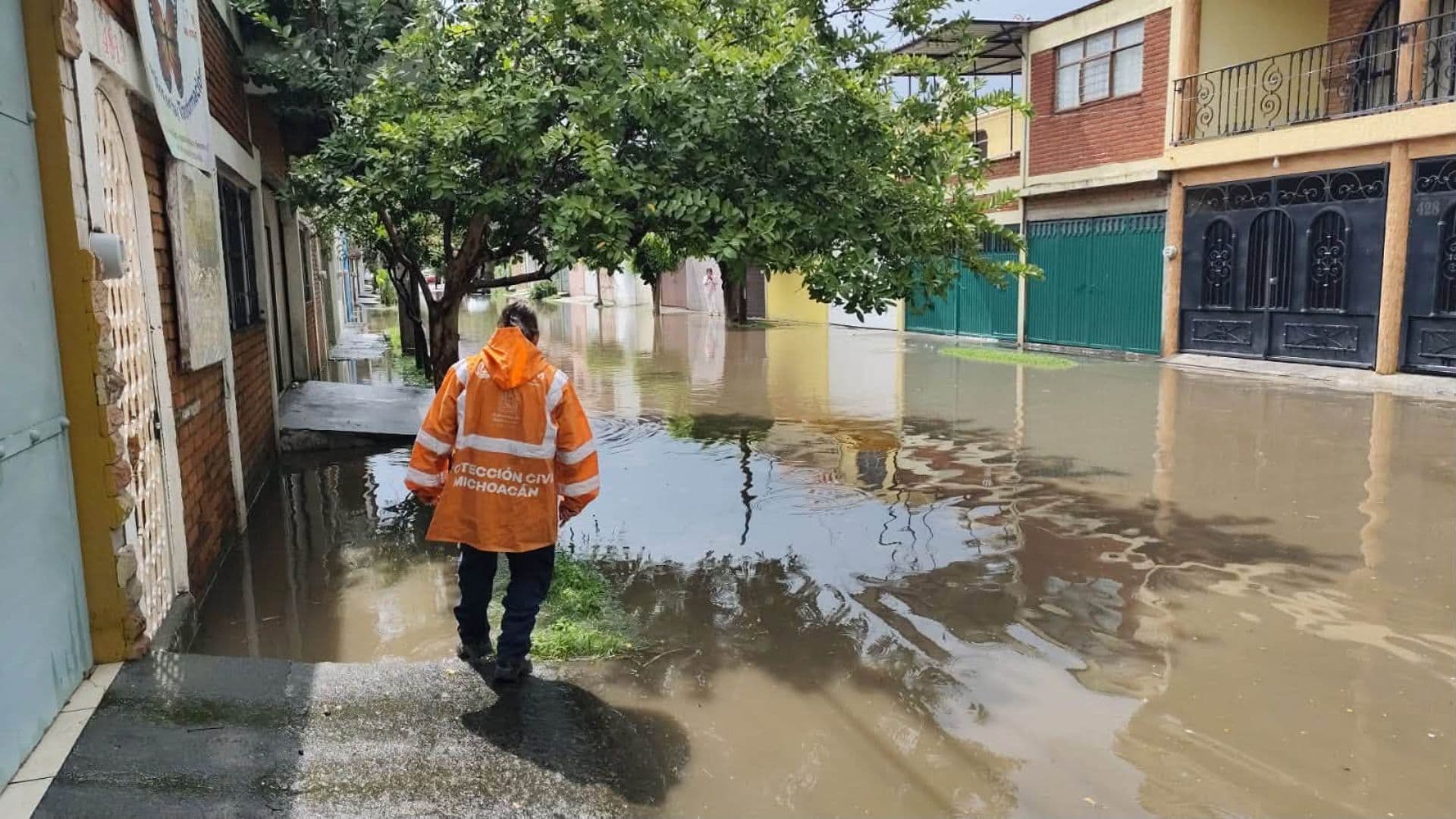 Un elemento de Protección Civil de Michoacán observa una anegación en una colonia de Morelia