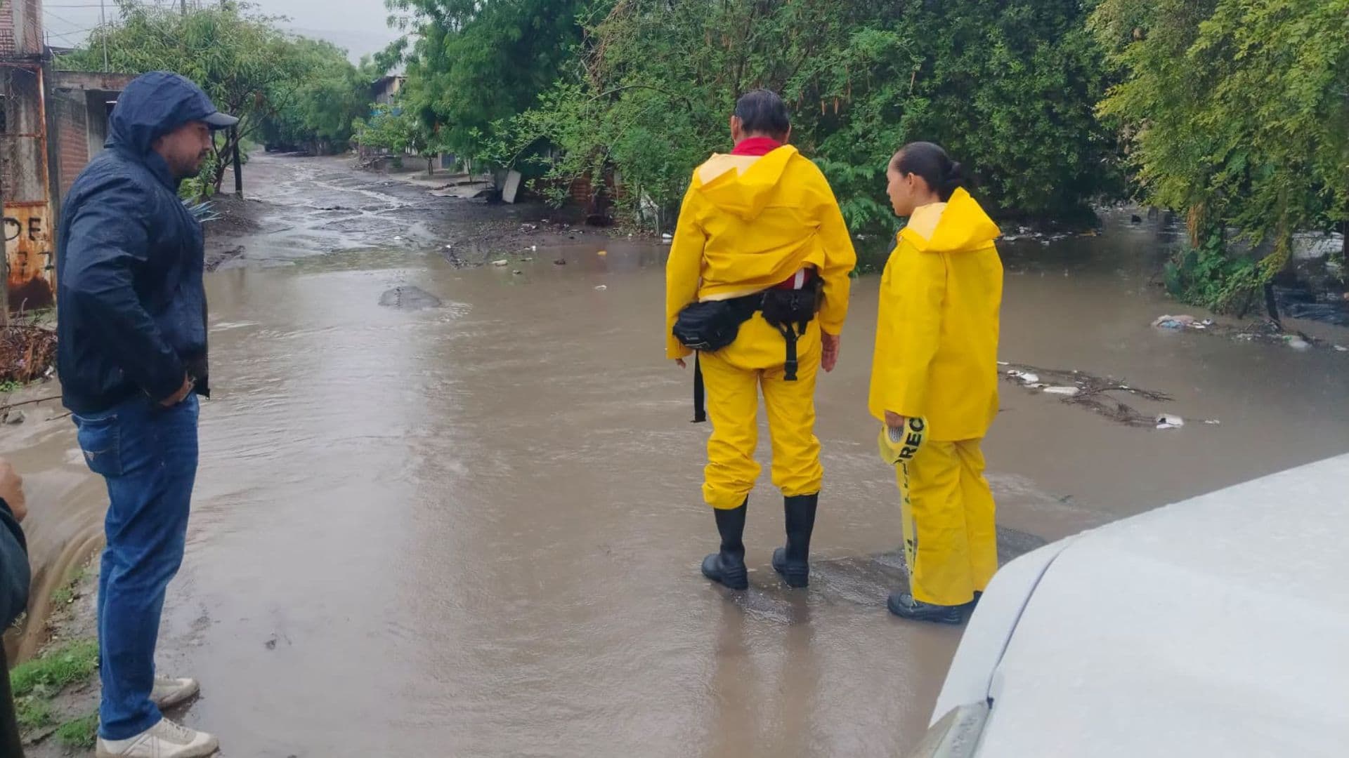 Equipos de emergencia y Protección Civil atienden una alerta por inundación en Apatzingán, Michoacán
