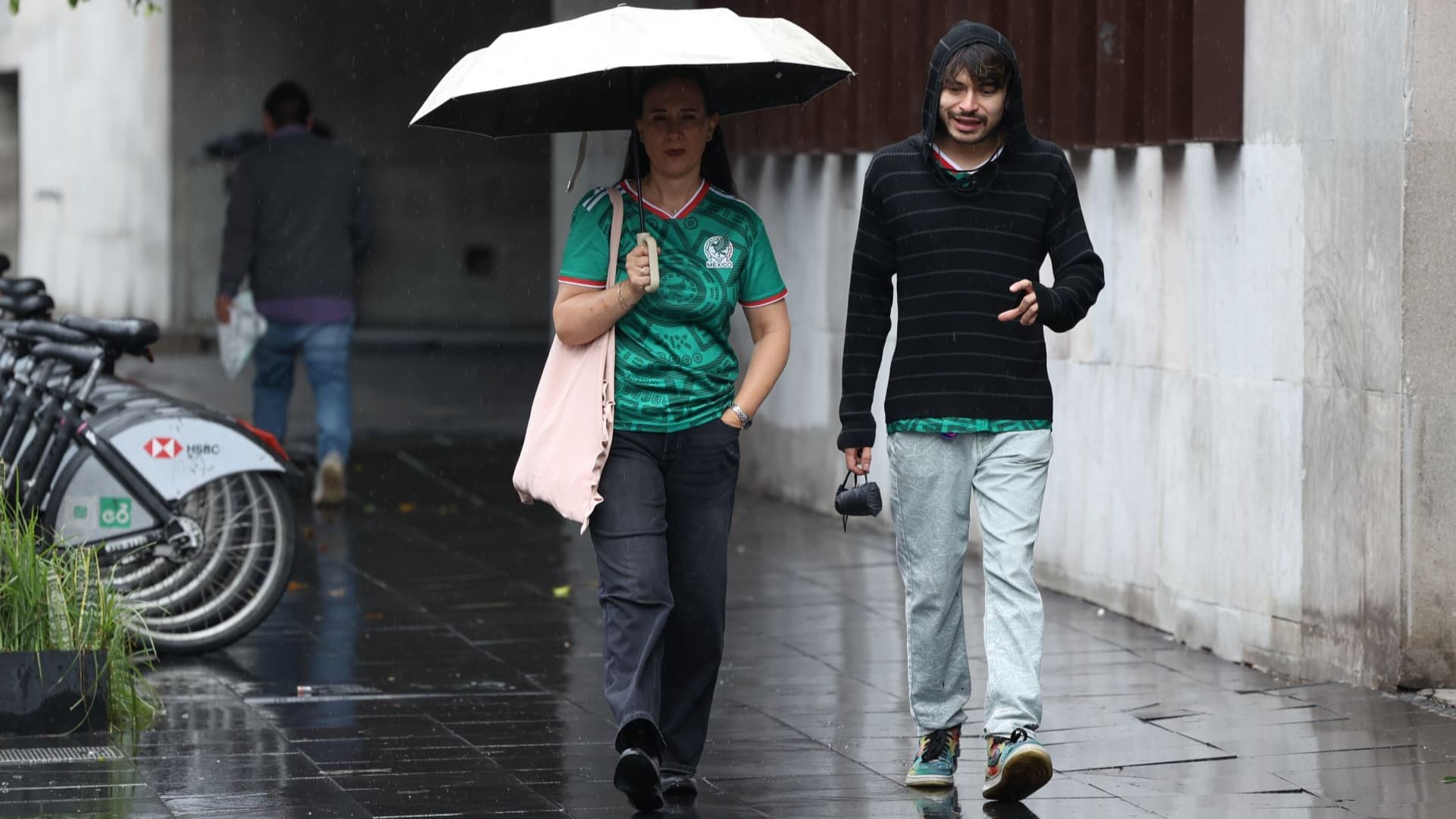 Habitantes de la CDMX se protegen de las fuertes lluvias en la capital mexicana