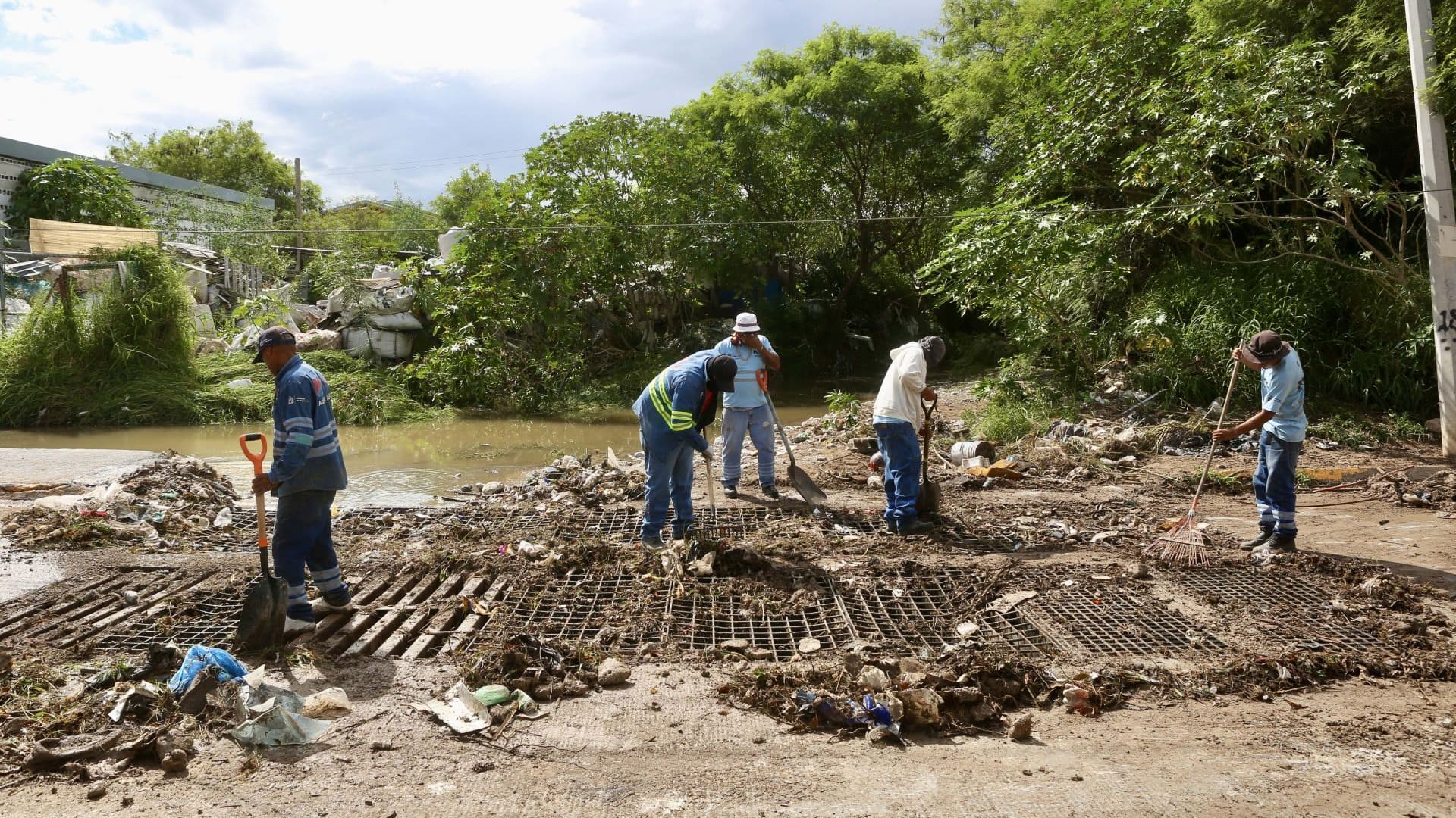 Cuadrillas de limpieza laboran en el retiro de lodo y basura en Monterrey tras varios días de lluvia