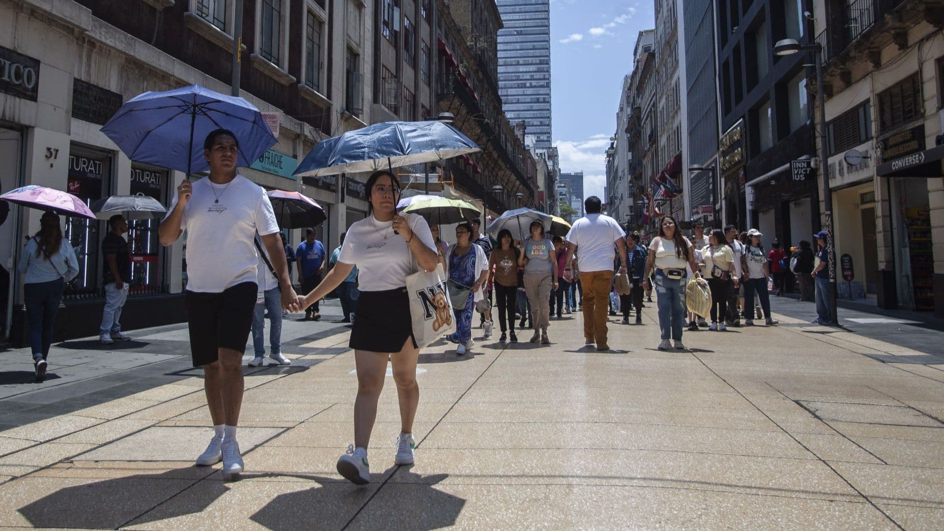 Habitantes de la CDMX se protegen de las altas temperaturas