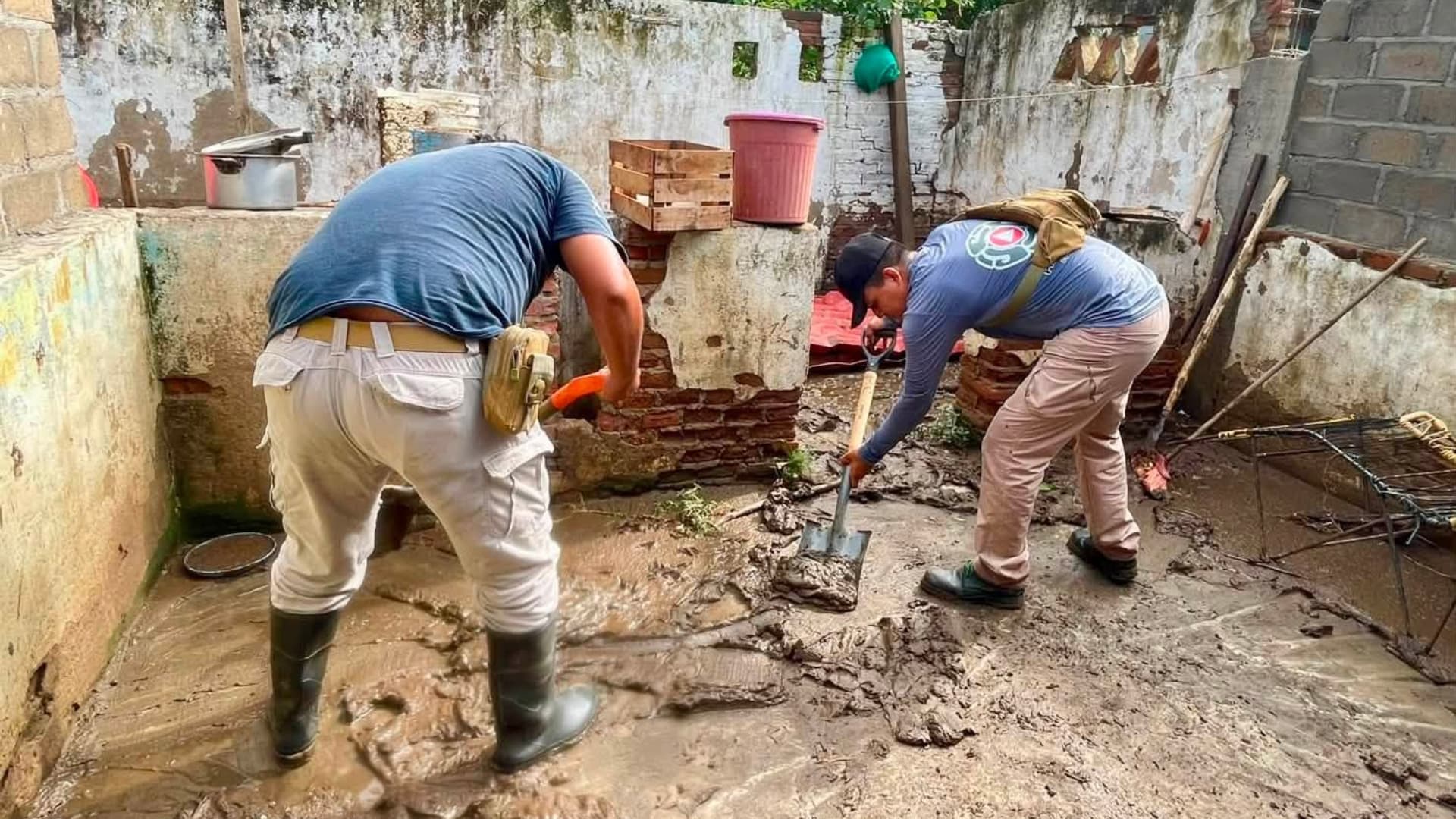 Integrantes del gobierno de Coyuca de Benítez ayudan a limpiar los destrozos generados por una tromba