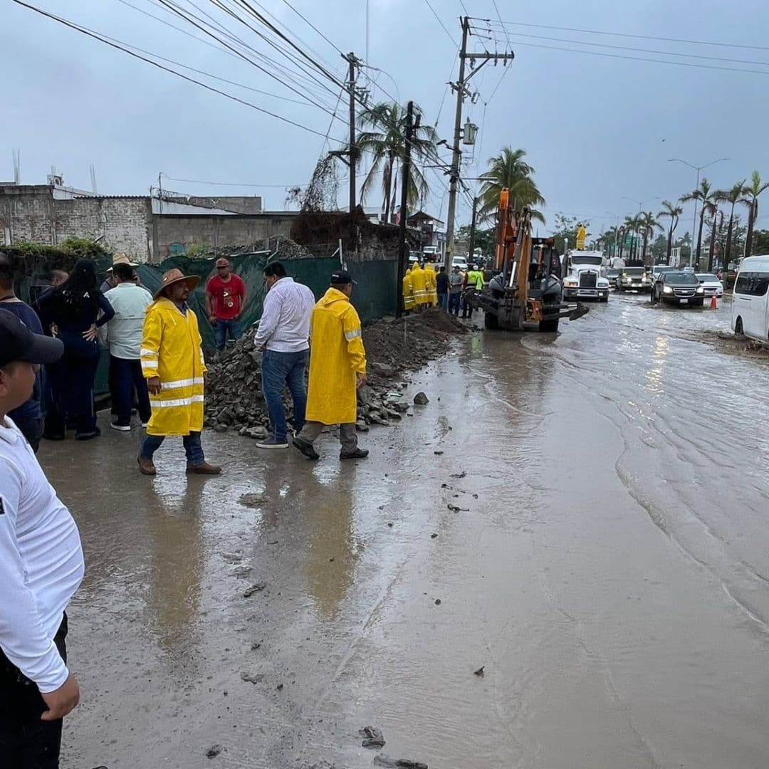 Autoridades en Bahía de Banderas, Nayarit, atienden una inundación