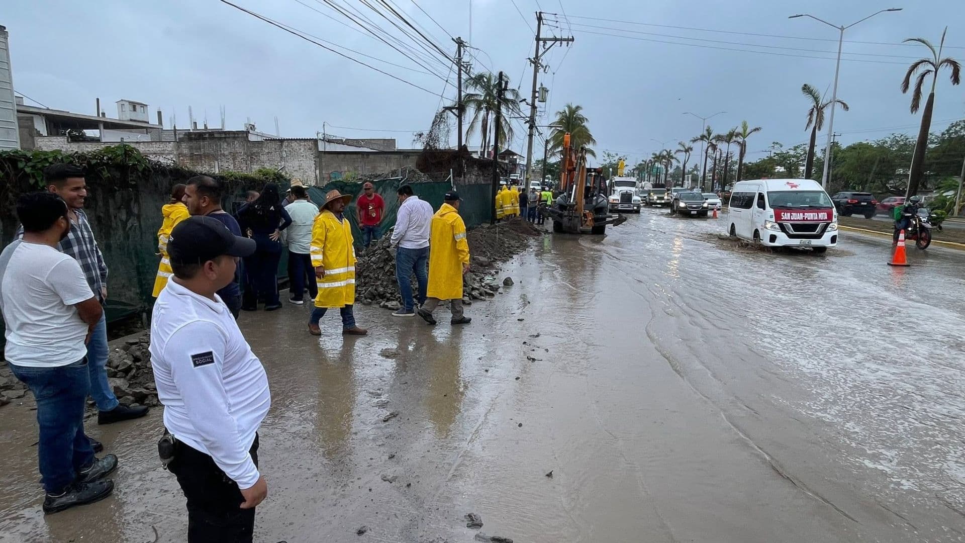 Autoridades en Bahía de Banderas, Nayarit, atienden una inundación
