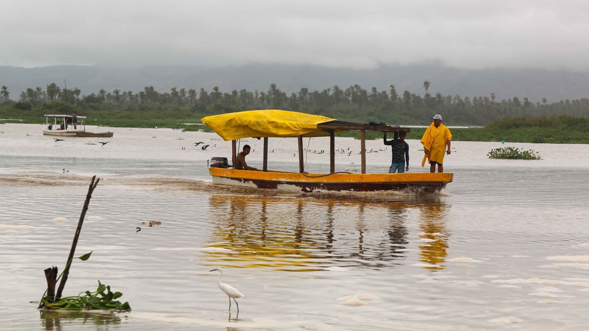 Pescadores en Barra de Coyuca, Guerrero