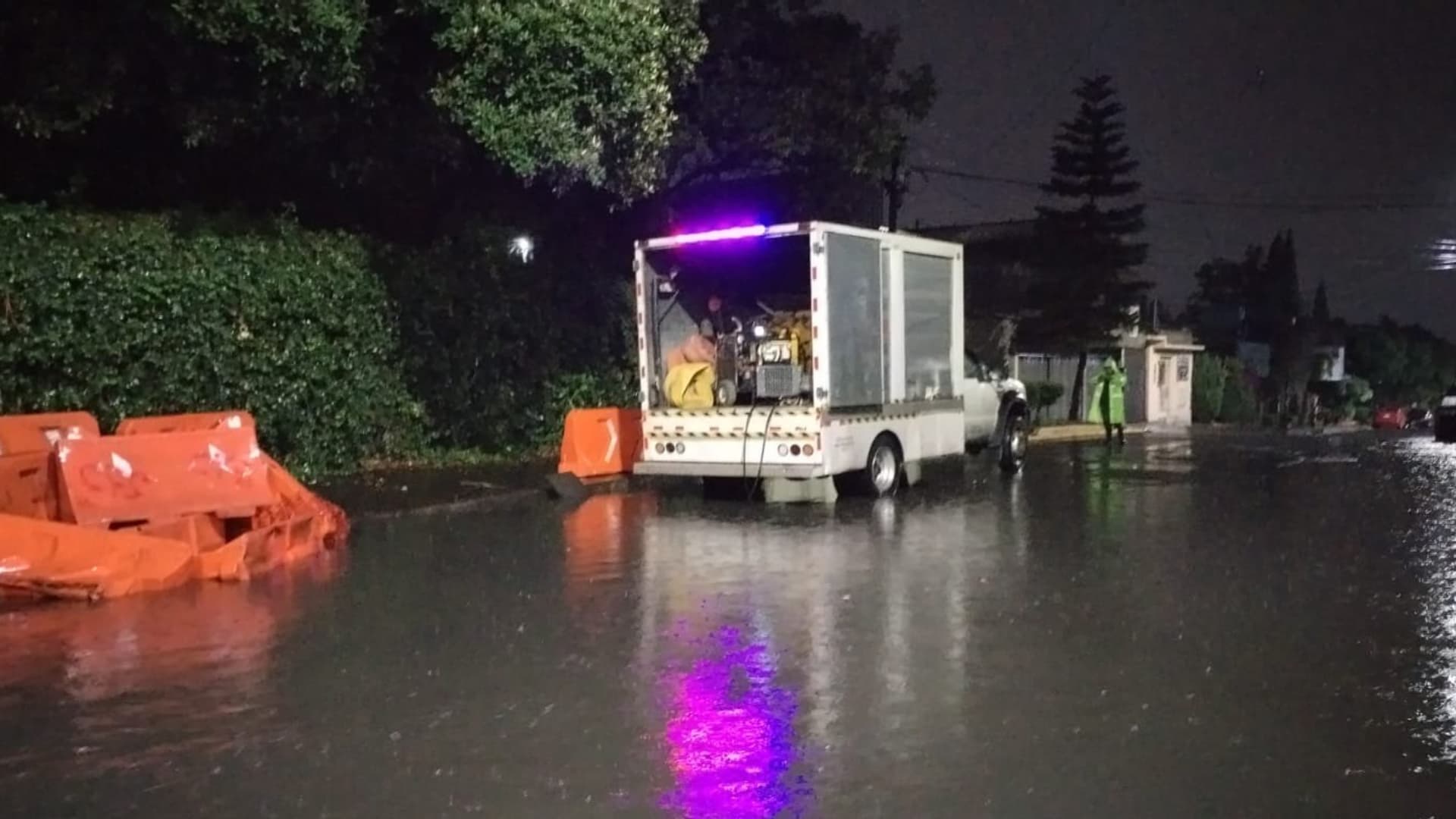 Equipo de emergencia atiende una inundación en Tlalpan, en la CDMX