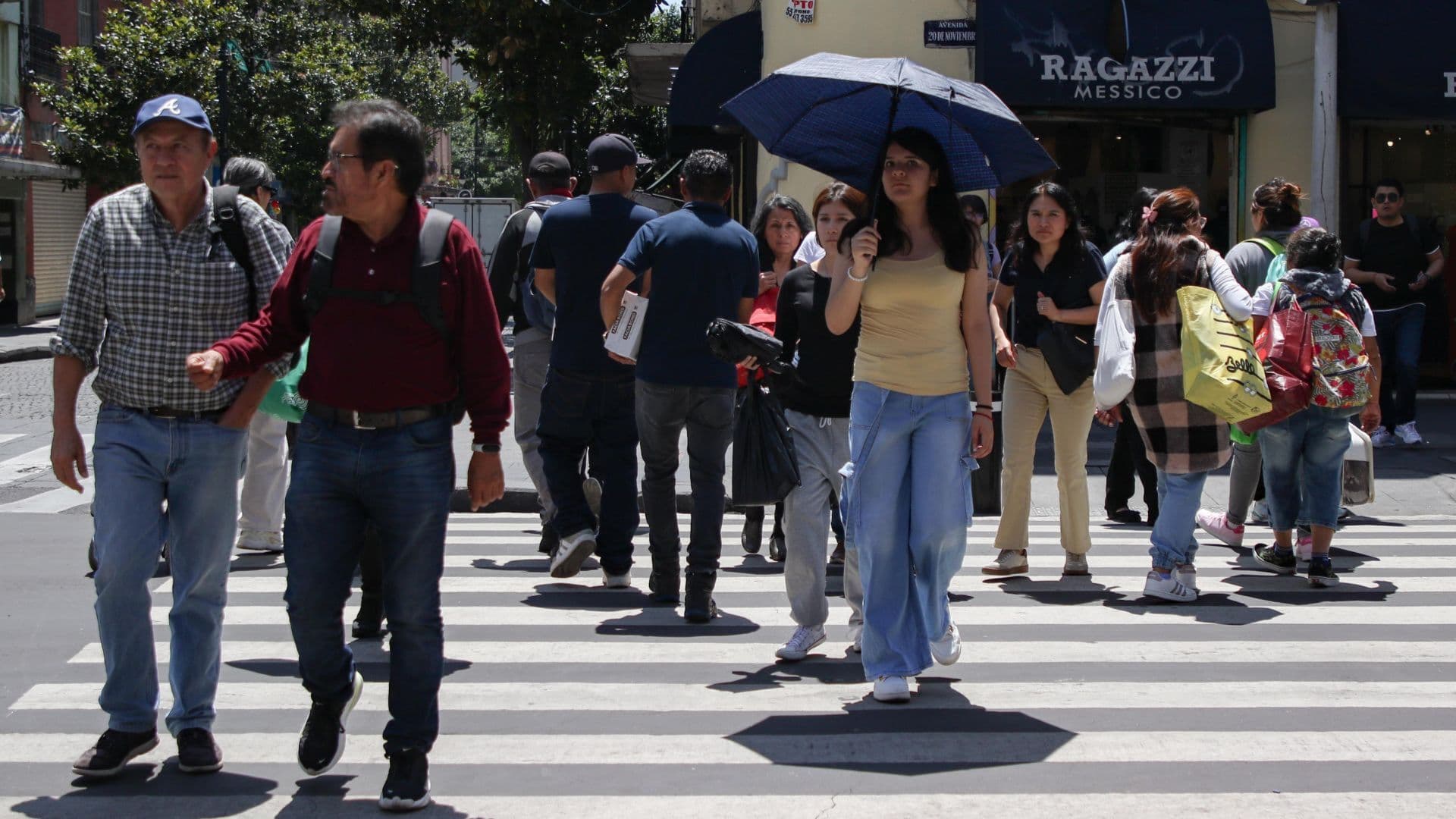Habitantes de la CDMX se protegen de las altas temperaturas en la capital mexicana